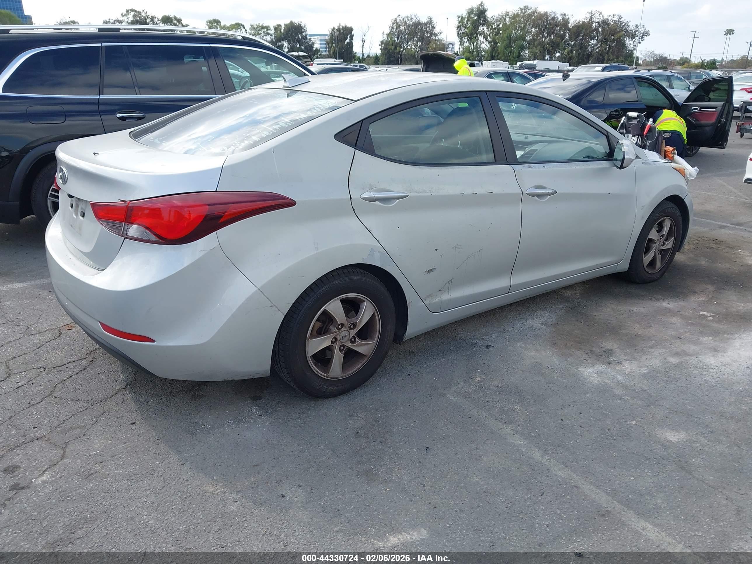 HYUNDAI ELANTRA image 4
