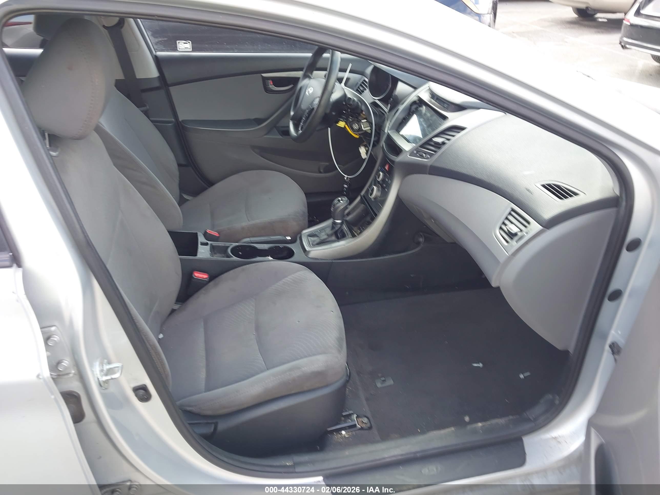 HYUNDAI ELANTRA image 5