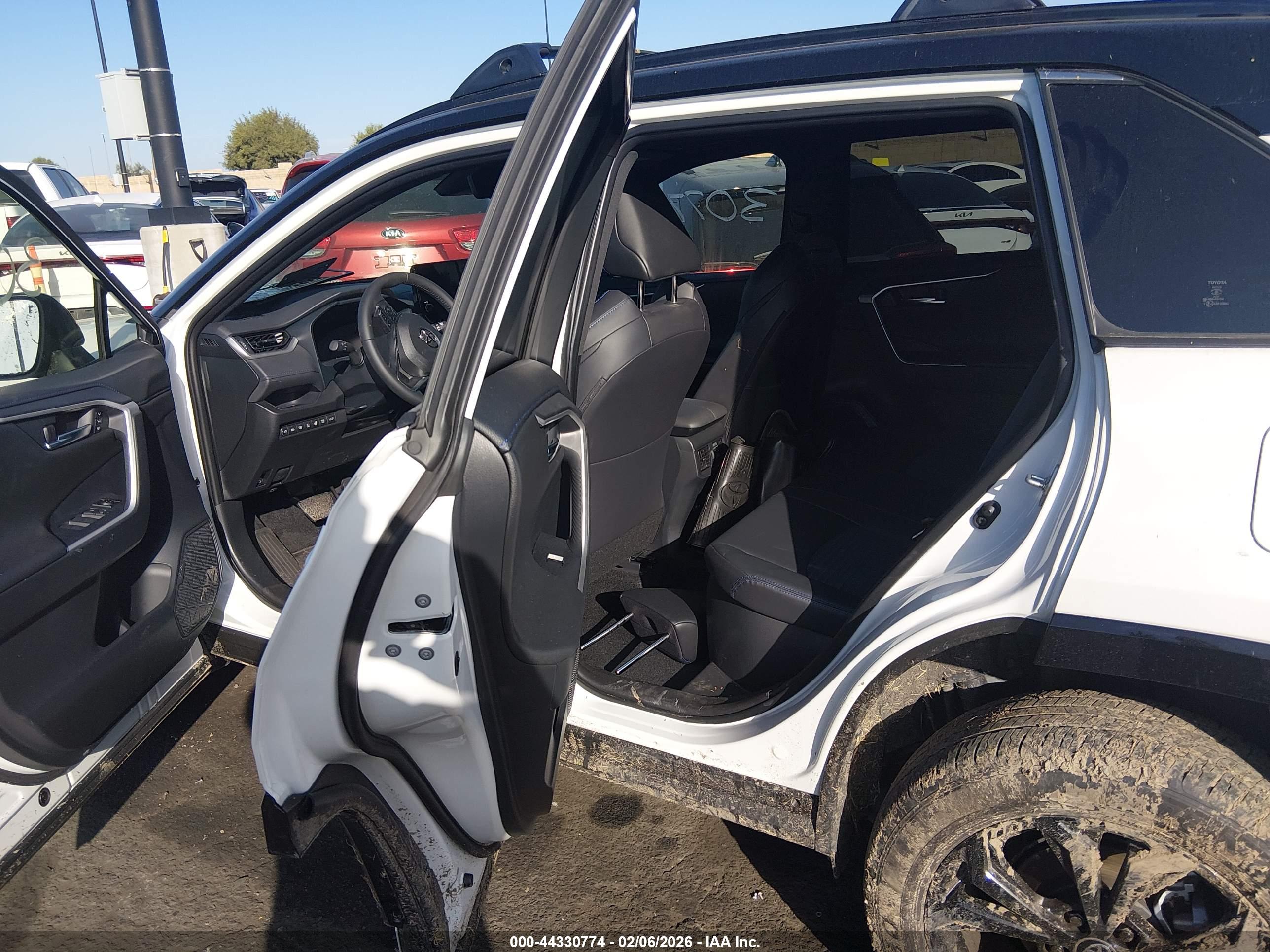 TOYOTA RAV4 image 8