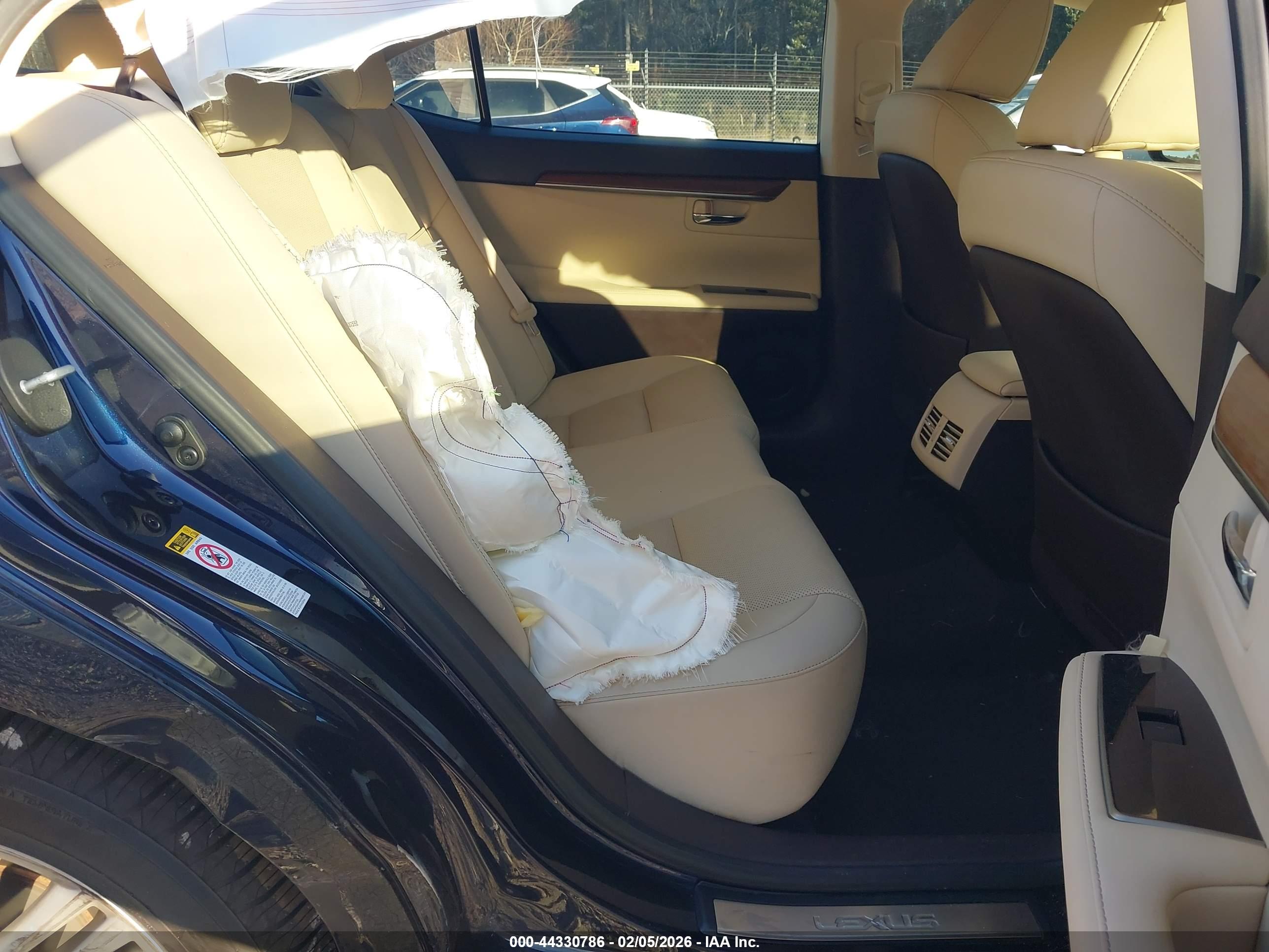 LEXUS ES image 8
