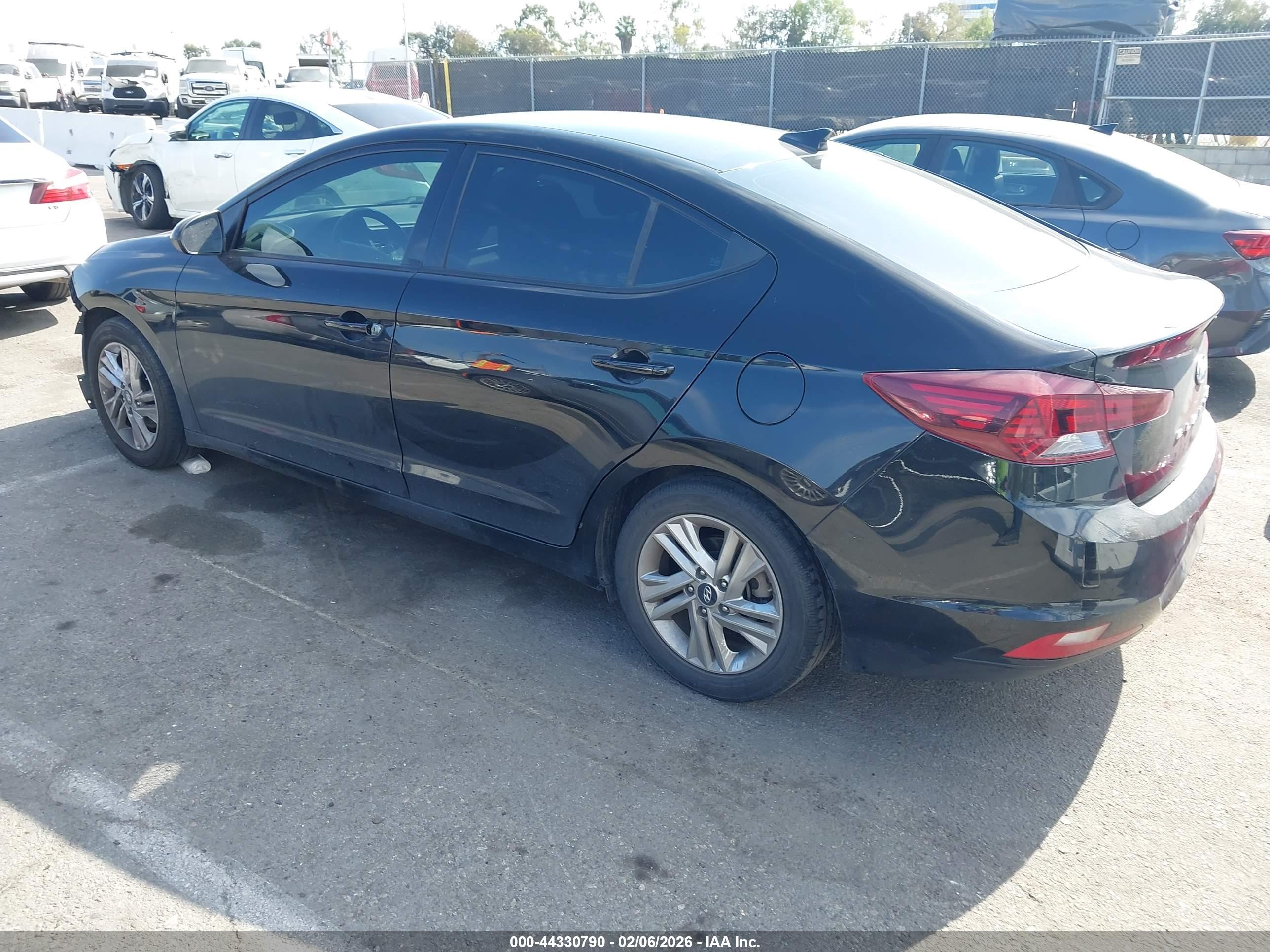 HYUNDAI ELANTRA image 3