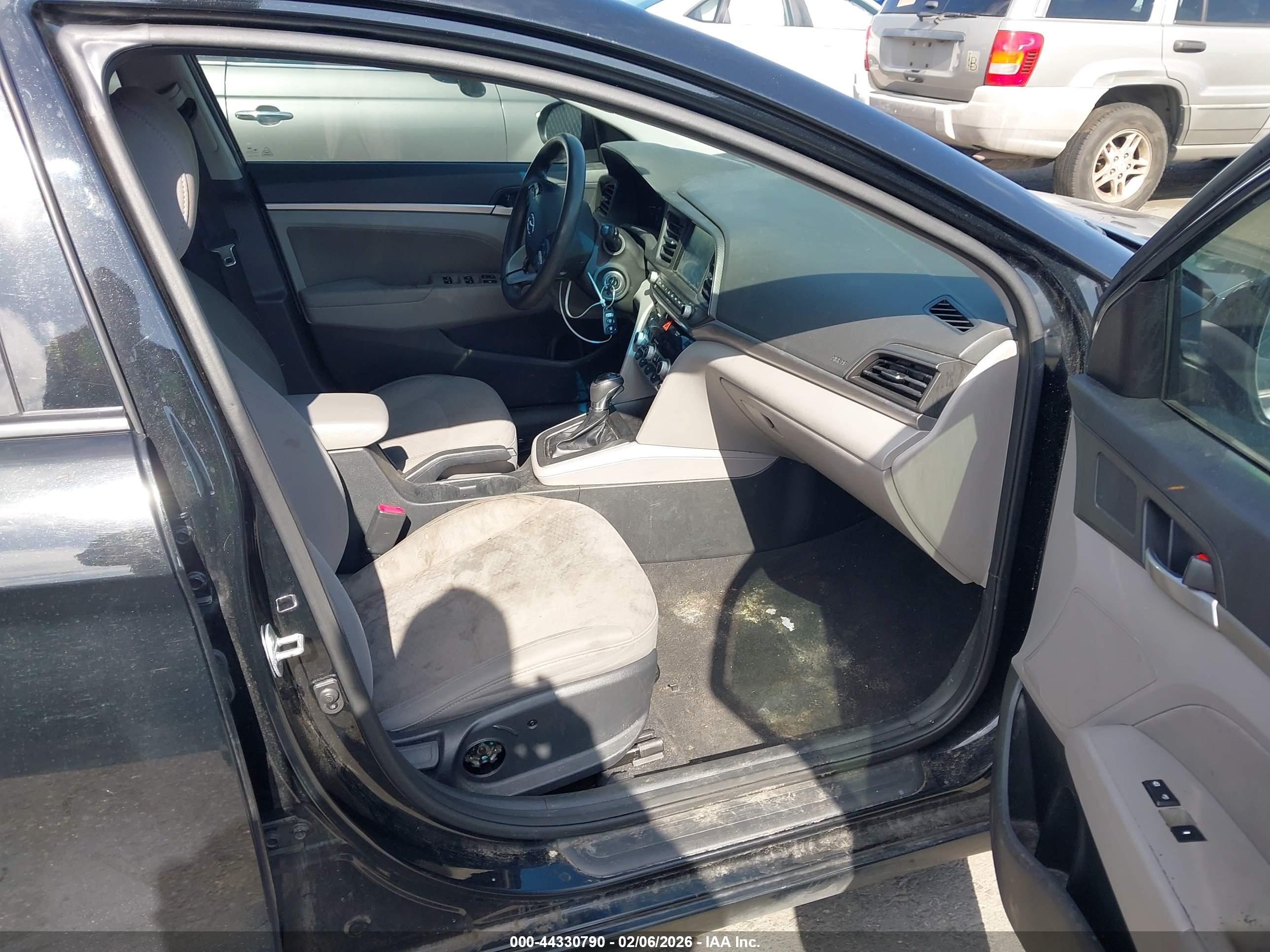 HYUNDAI ELANTRA image 5