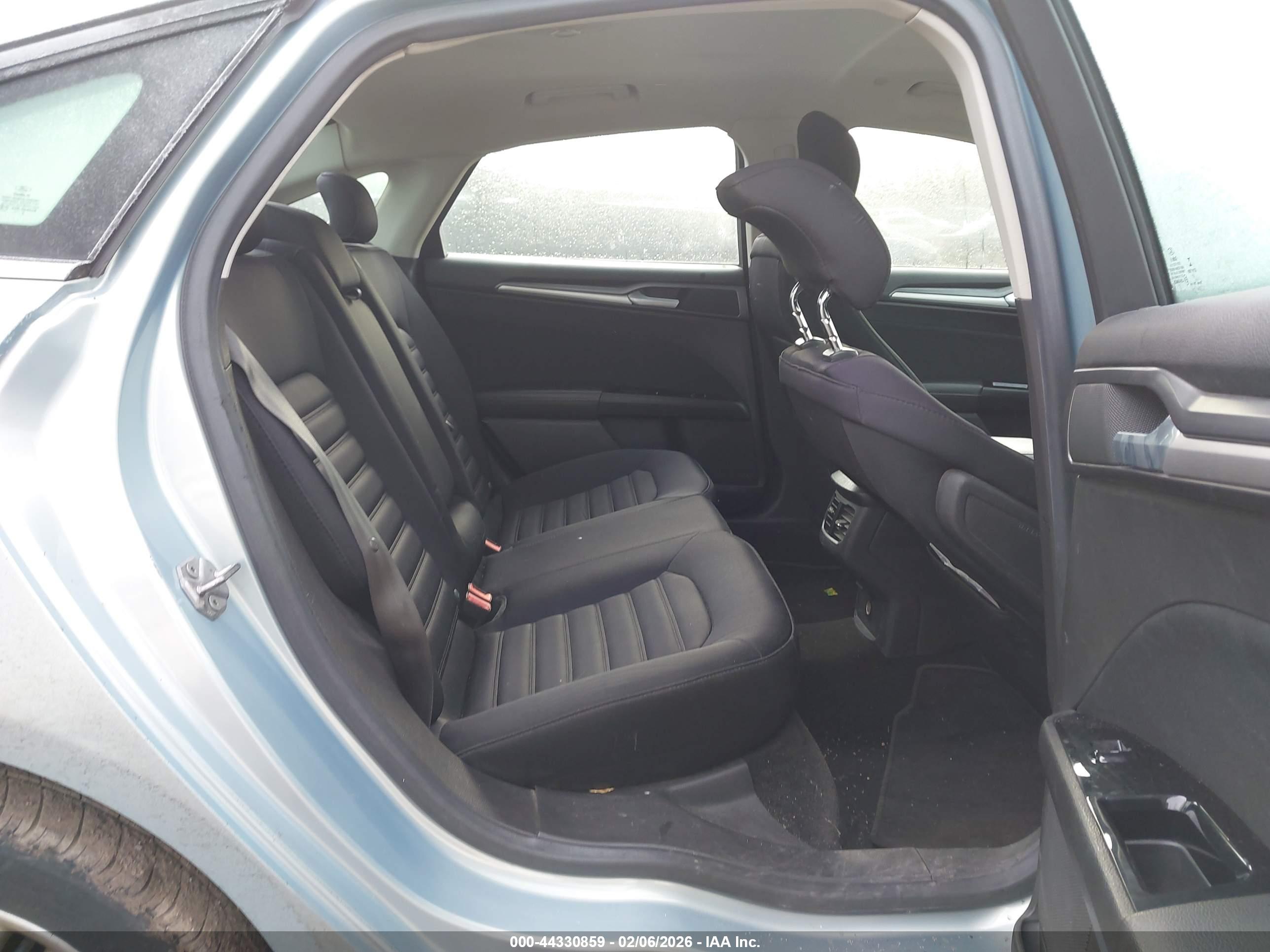 FORD FUSION image 8