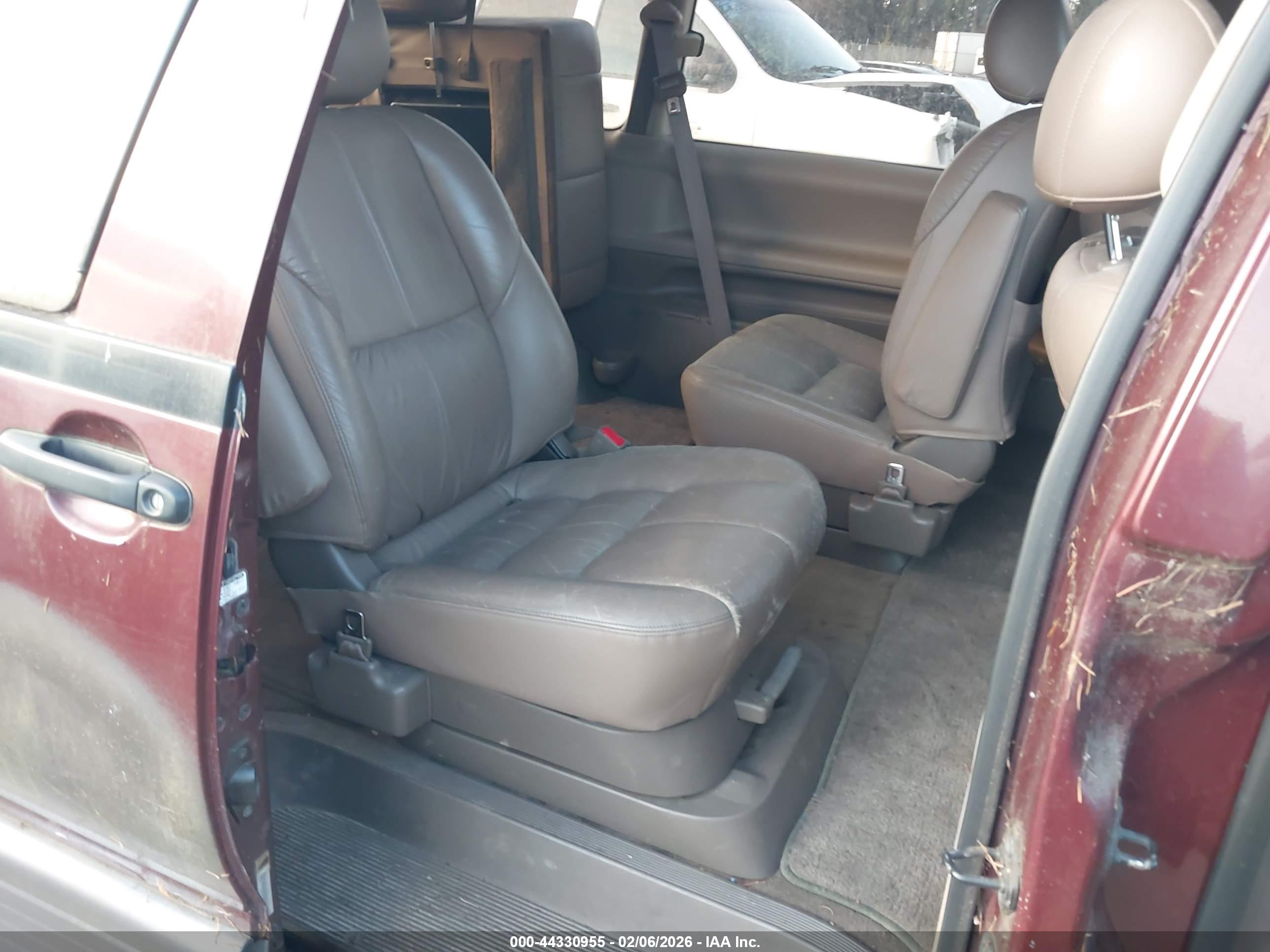 TOYOTA PREVIA image 8