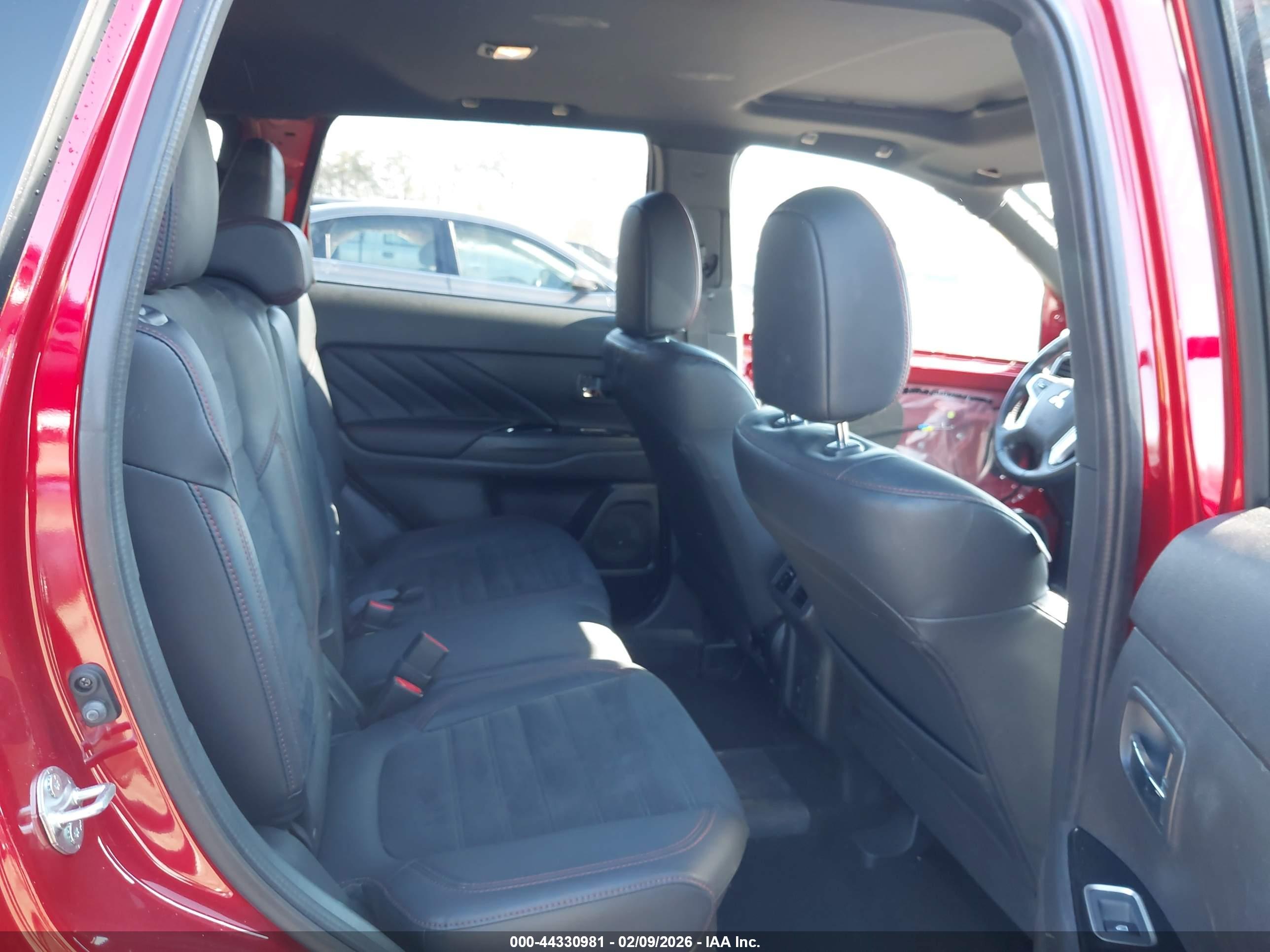 MITSUBISHI OUTLANDER image 8