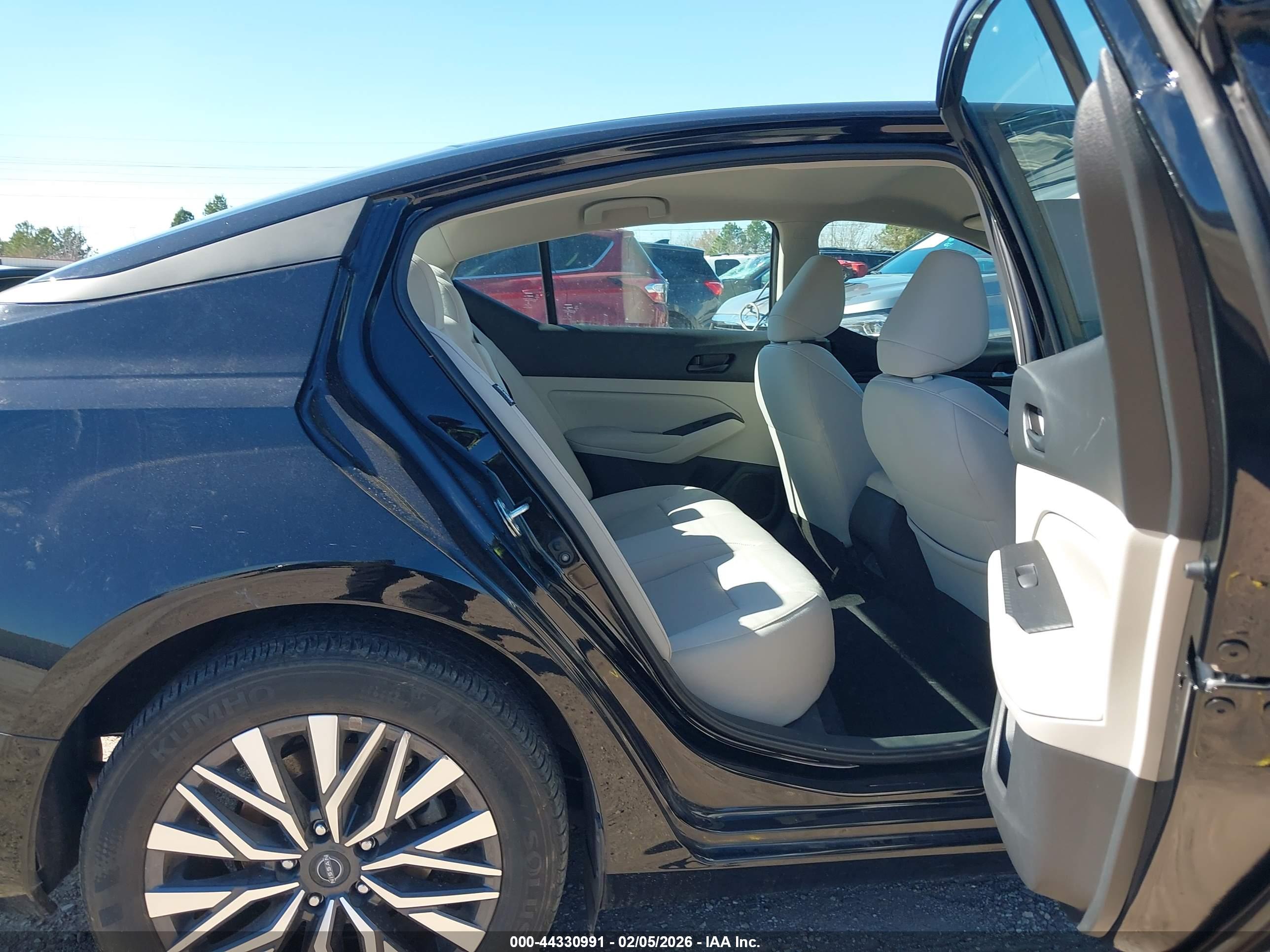 NISSAN ALTIMA image 8