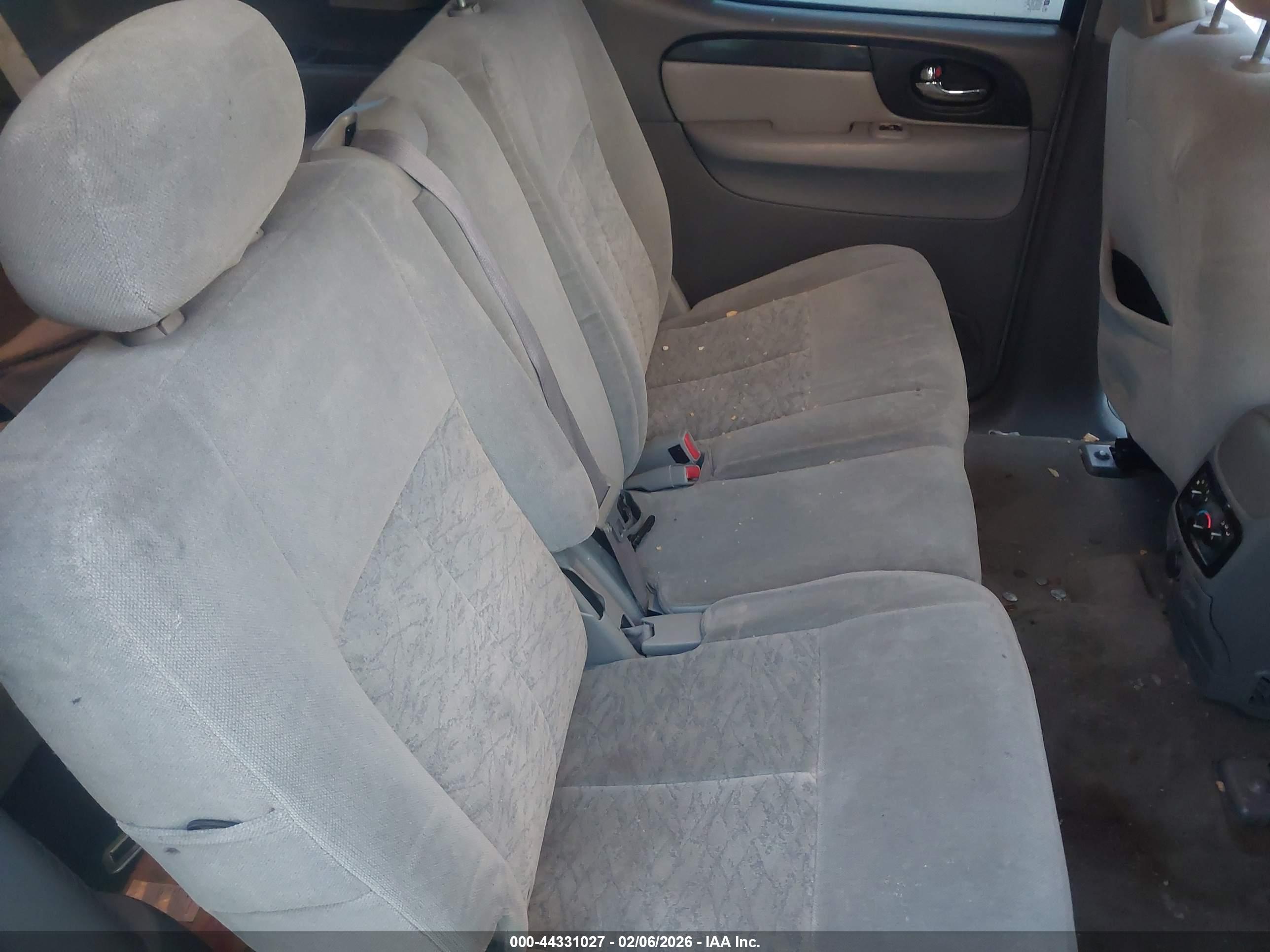 GMC ENVOY image 8