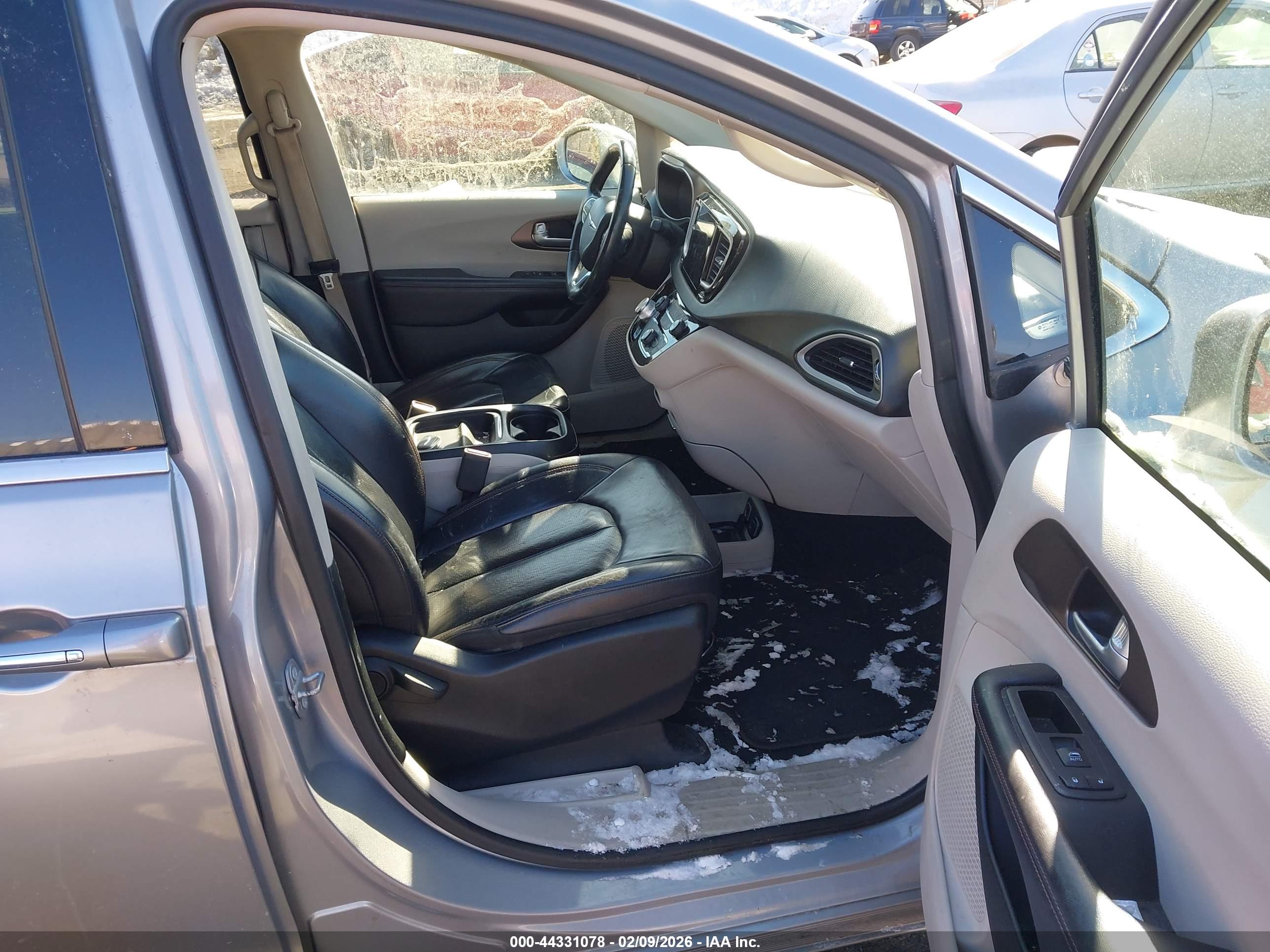 CHRYSLER PACIFICA image 5