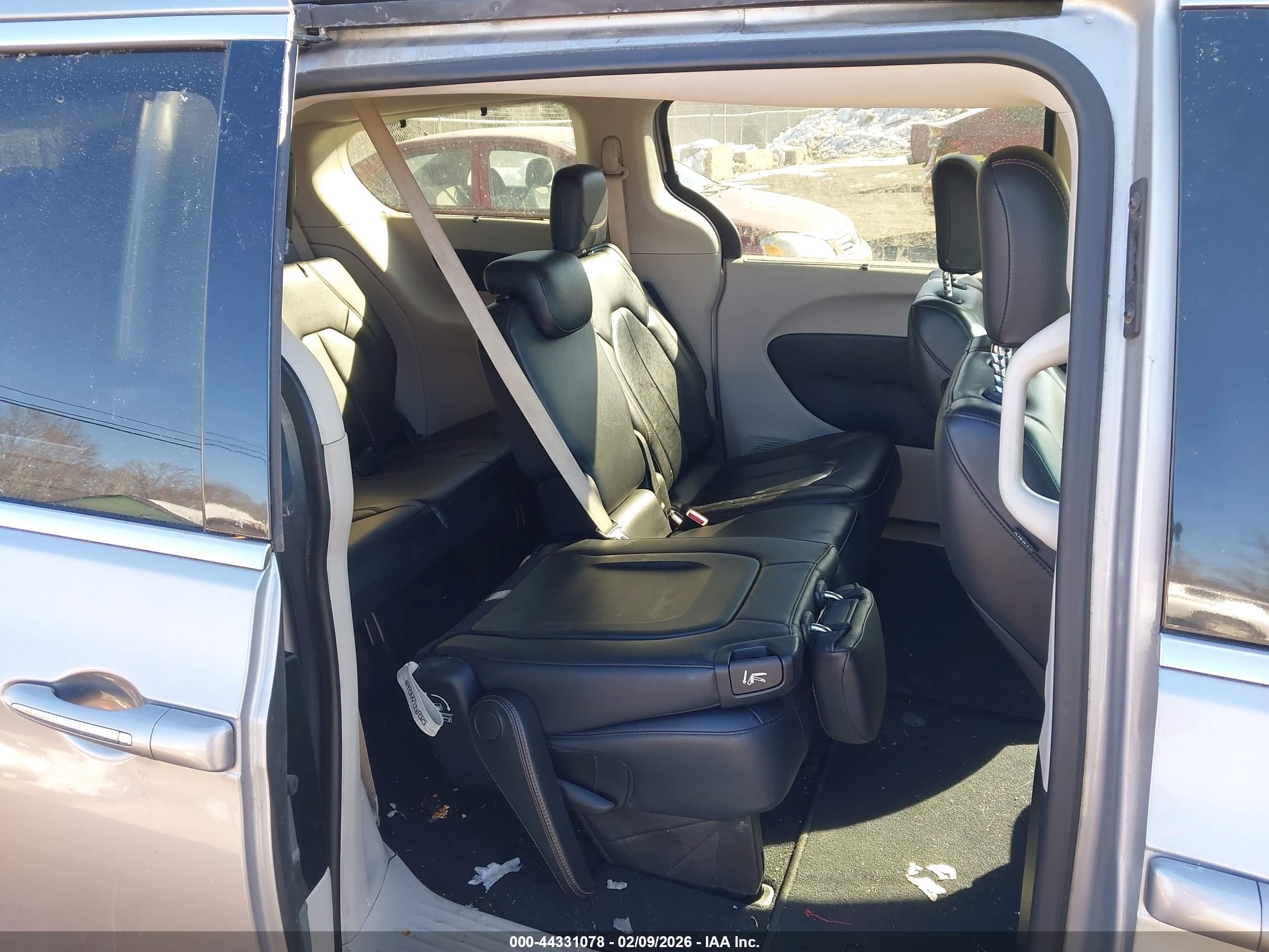 CHRYSLER PACIFICA image 8