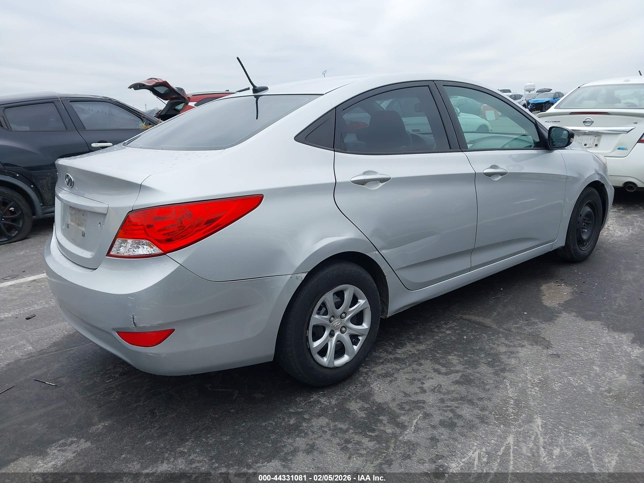HYUNDAI ACCENT image 4