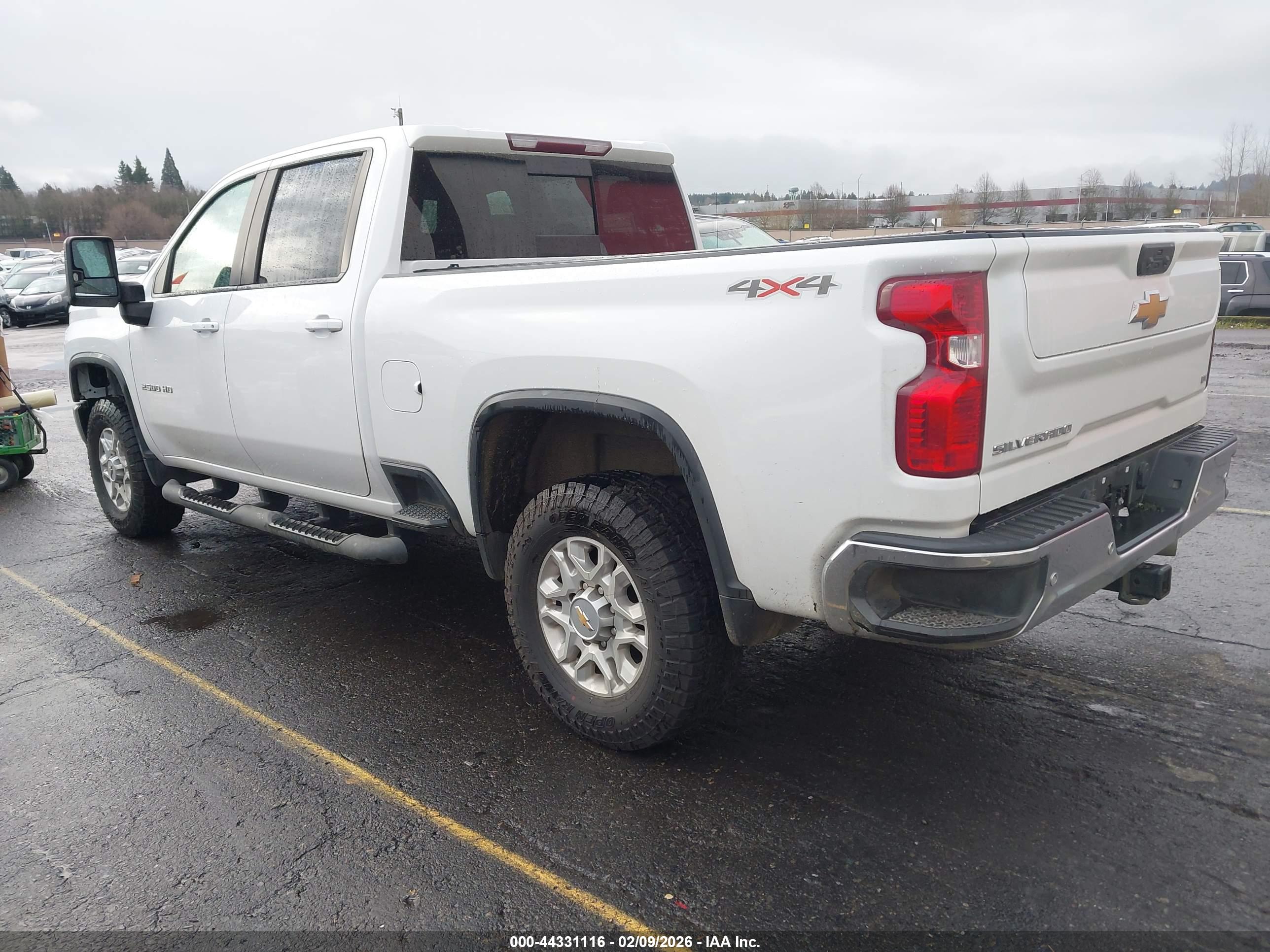 CHEVROLET SILVERADO image 3