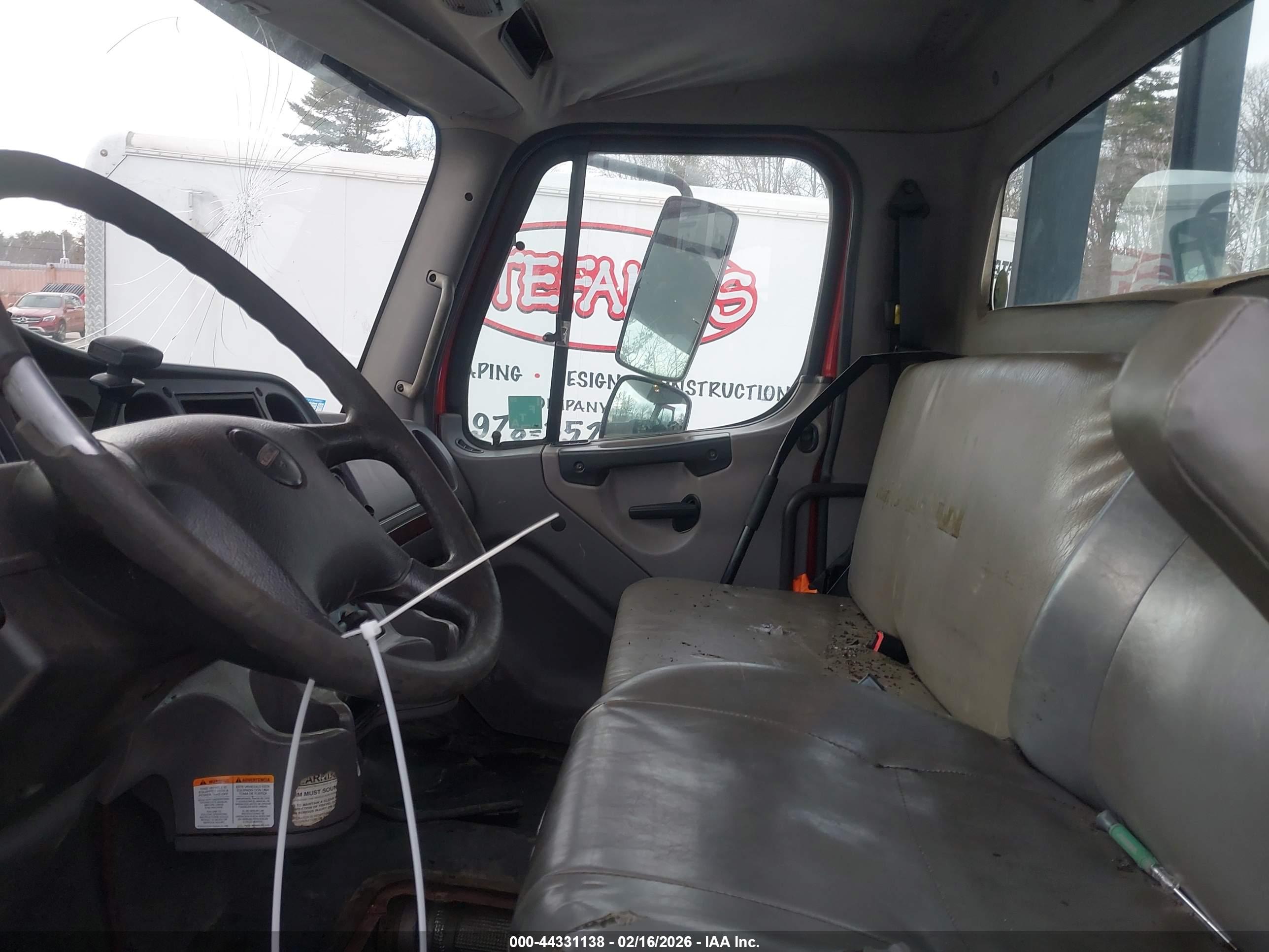 FREIGHTLINER M2 image 8