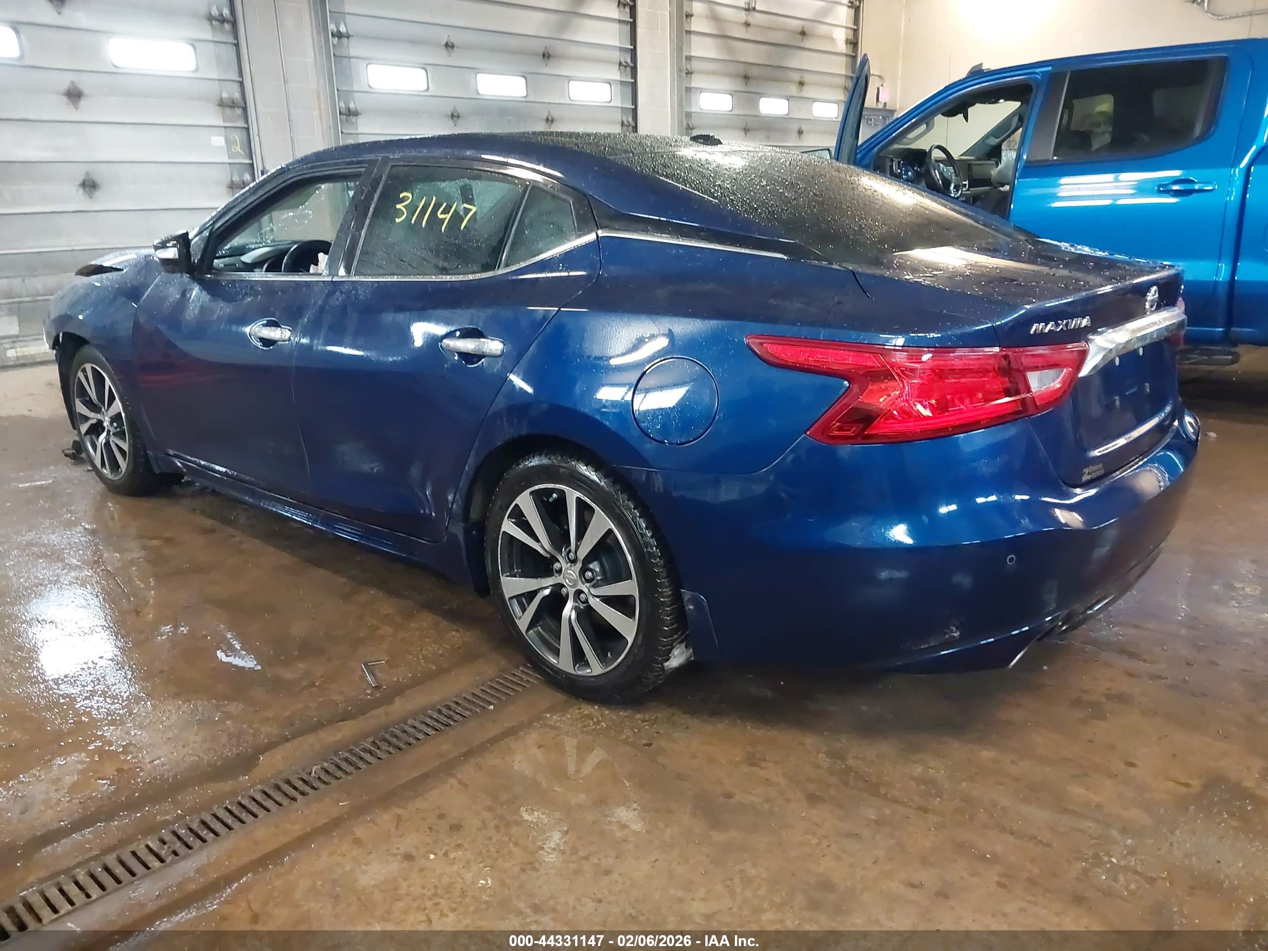 NISSAN MAXIMA image 3