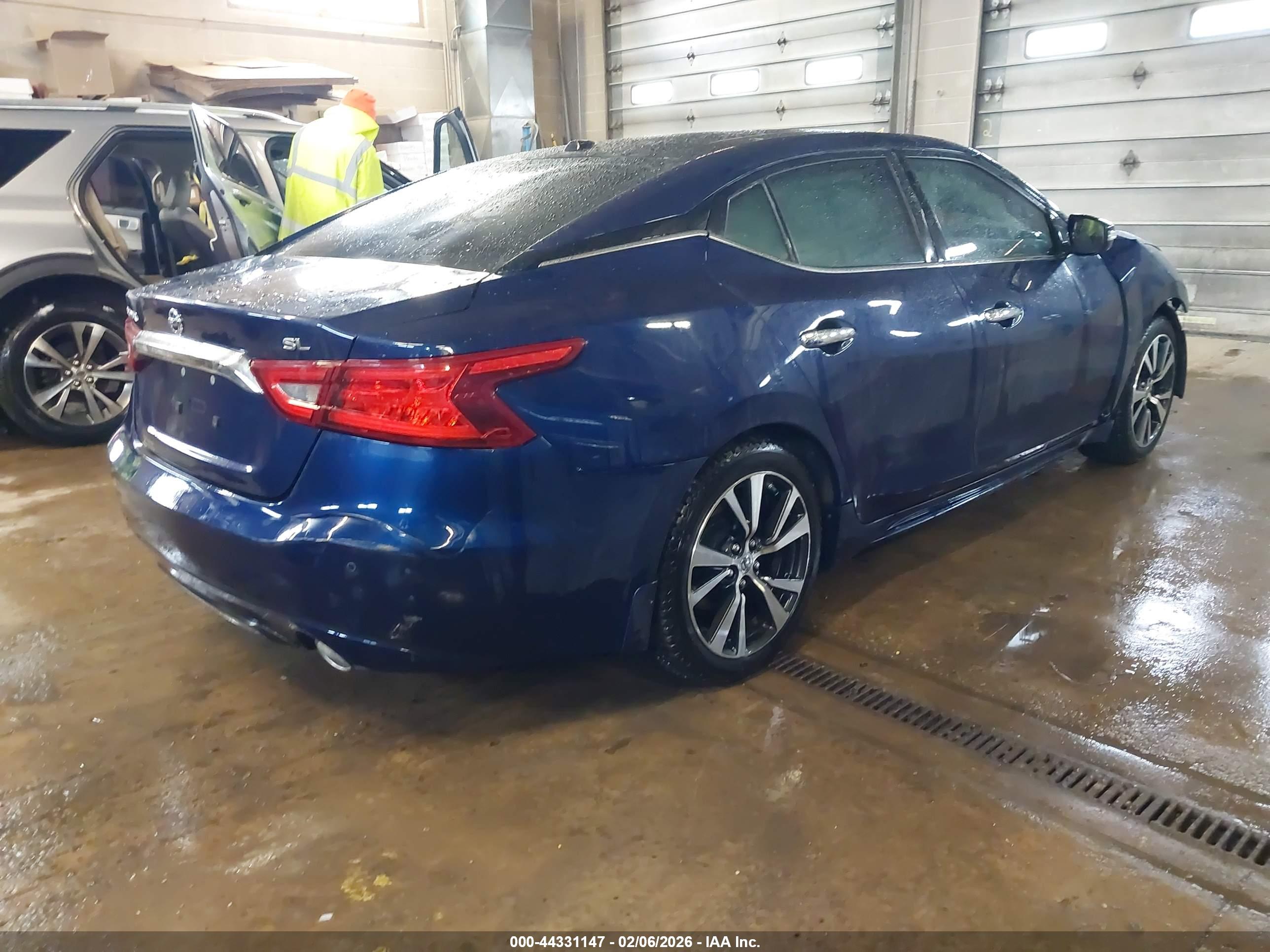 NISSAN MAXIMA image 4