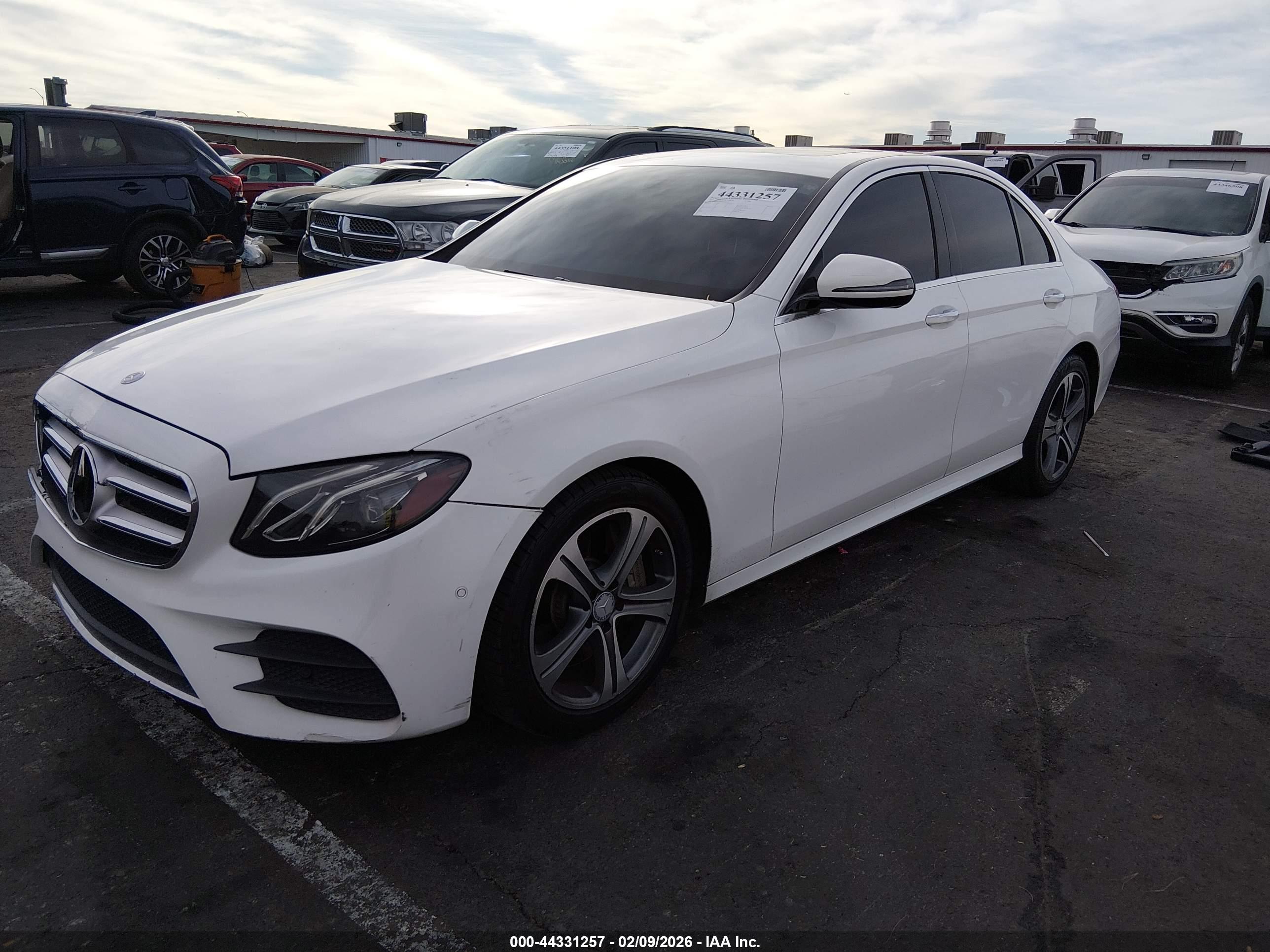 MERCEDES-BENZ E image 2