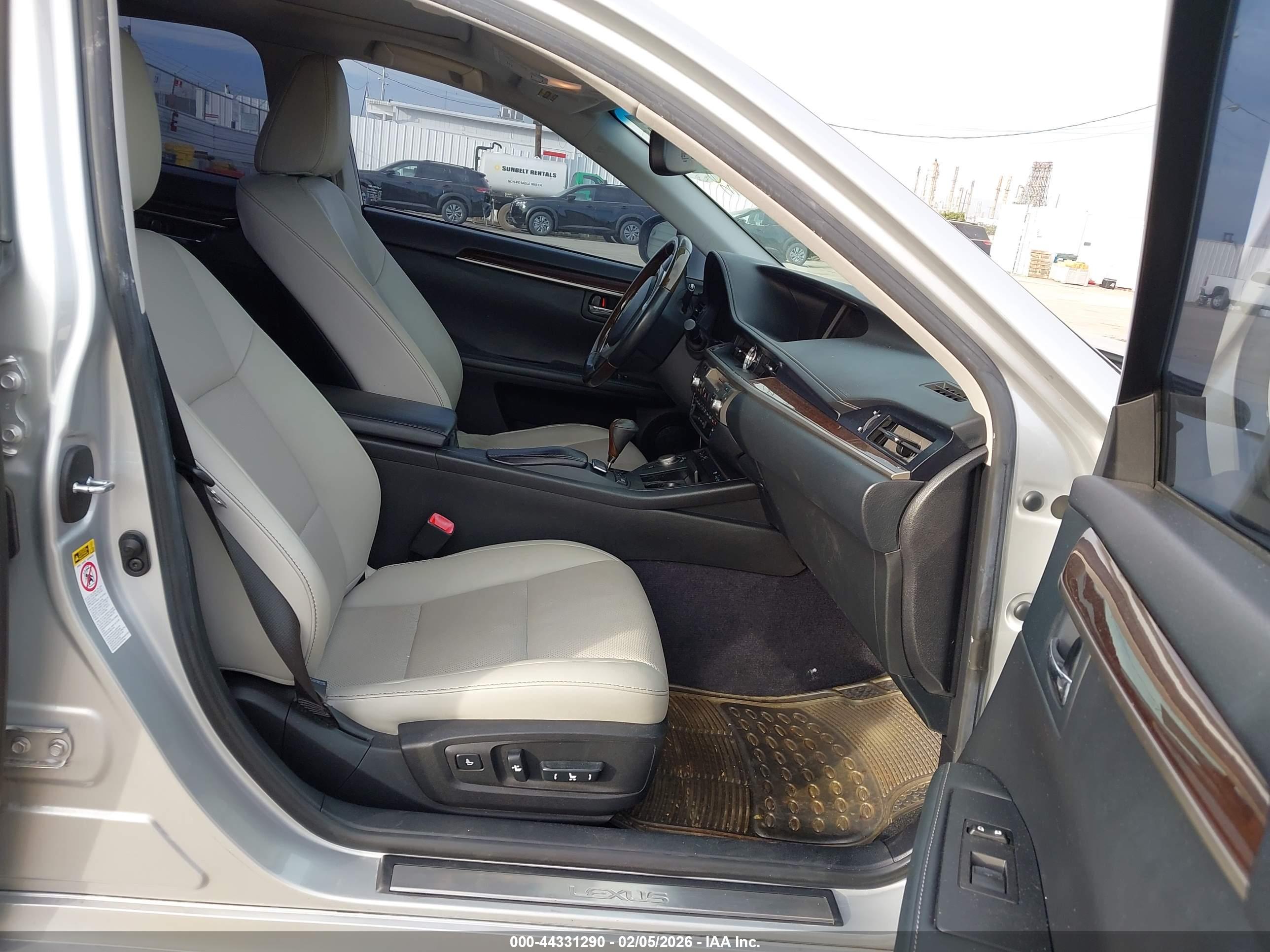 LEXUS ES image 5