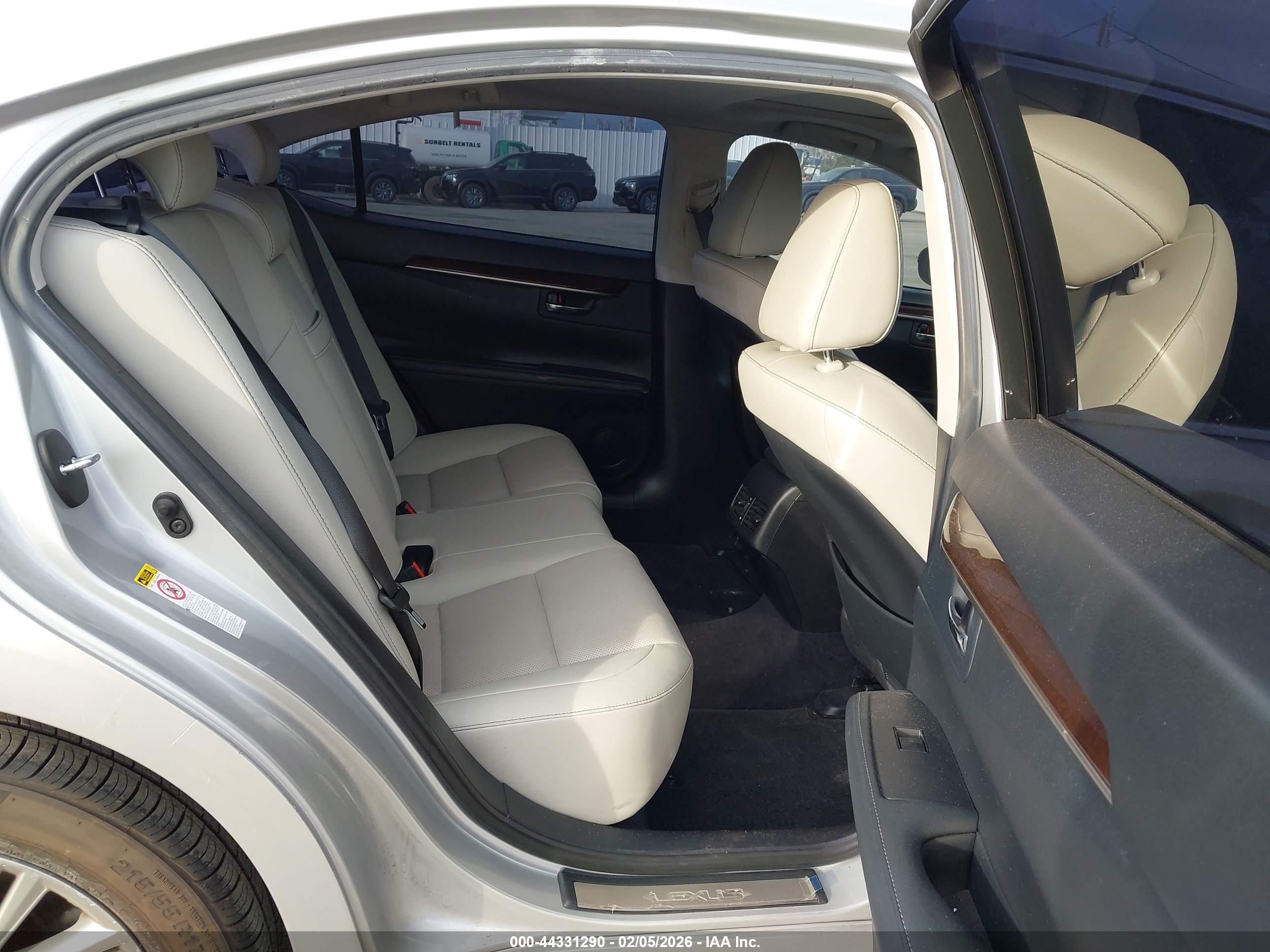 LEXUS ES image 8