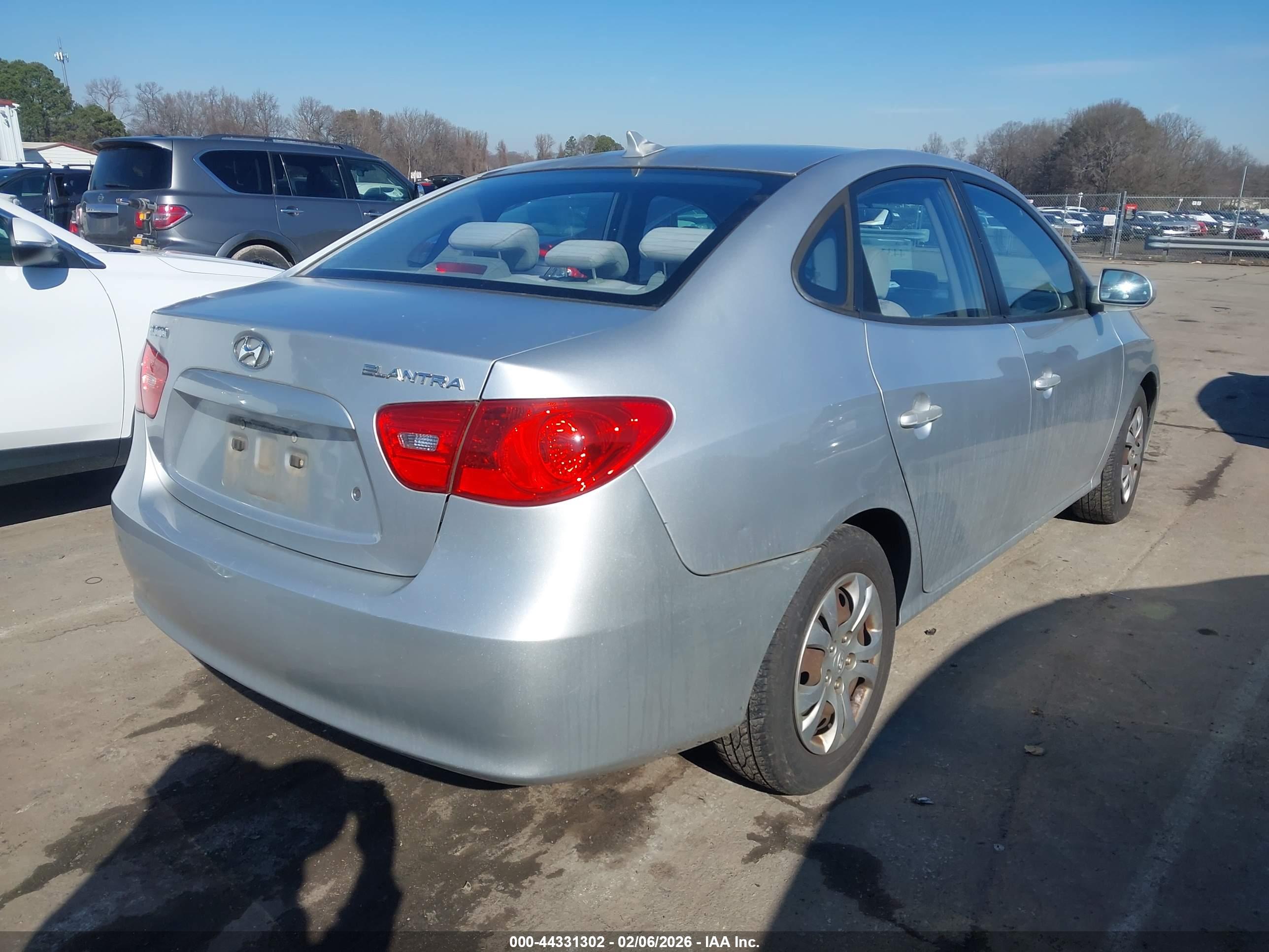 HYUNDAI ELANTRA image 4