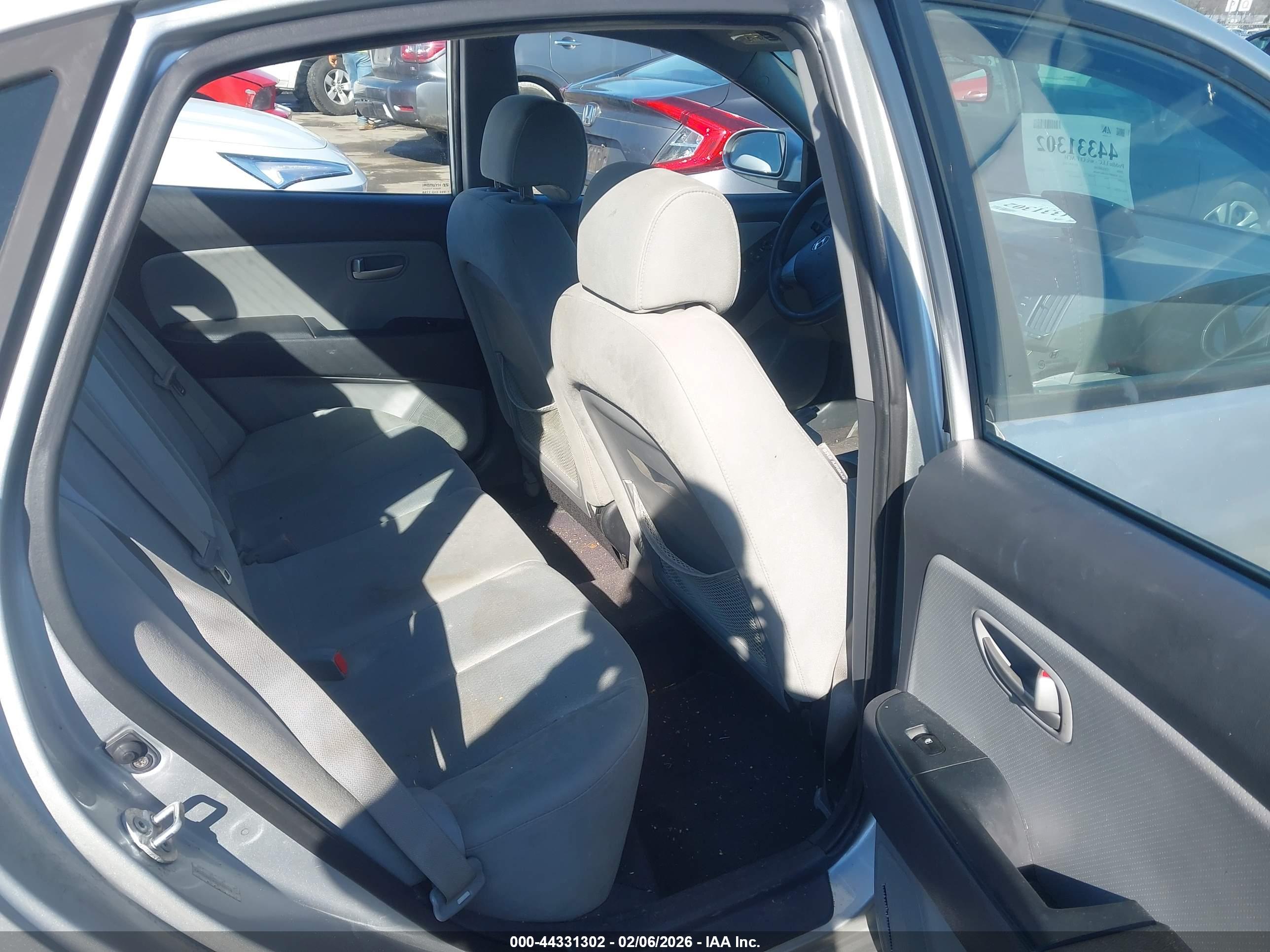 HYUNDAI ELANTRA image 8