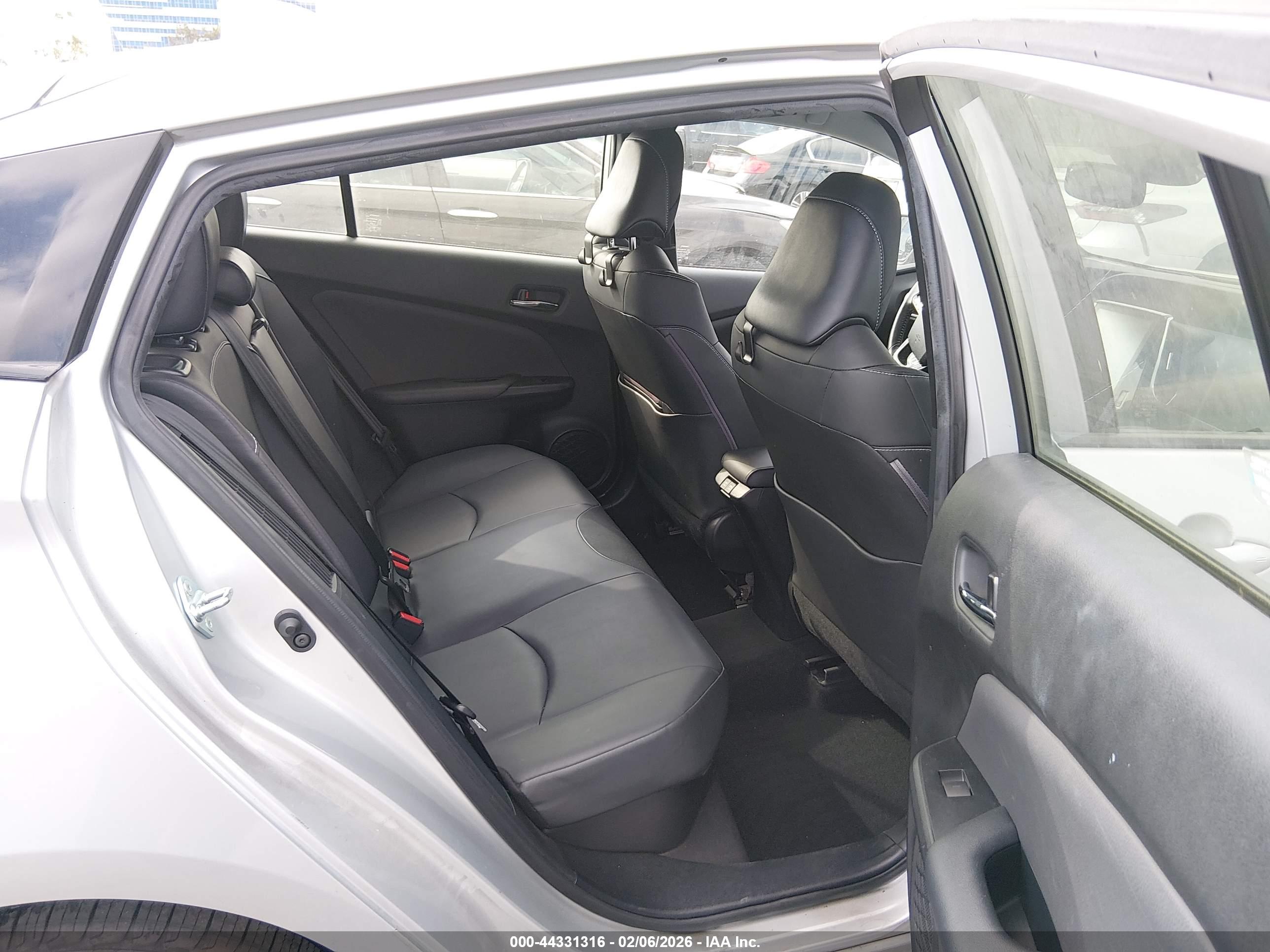 TOYOTA PRIUS image 8