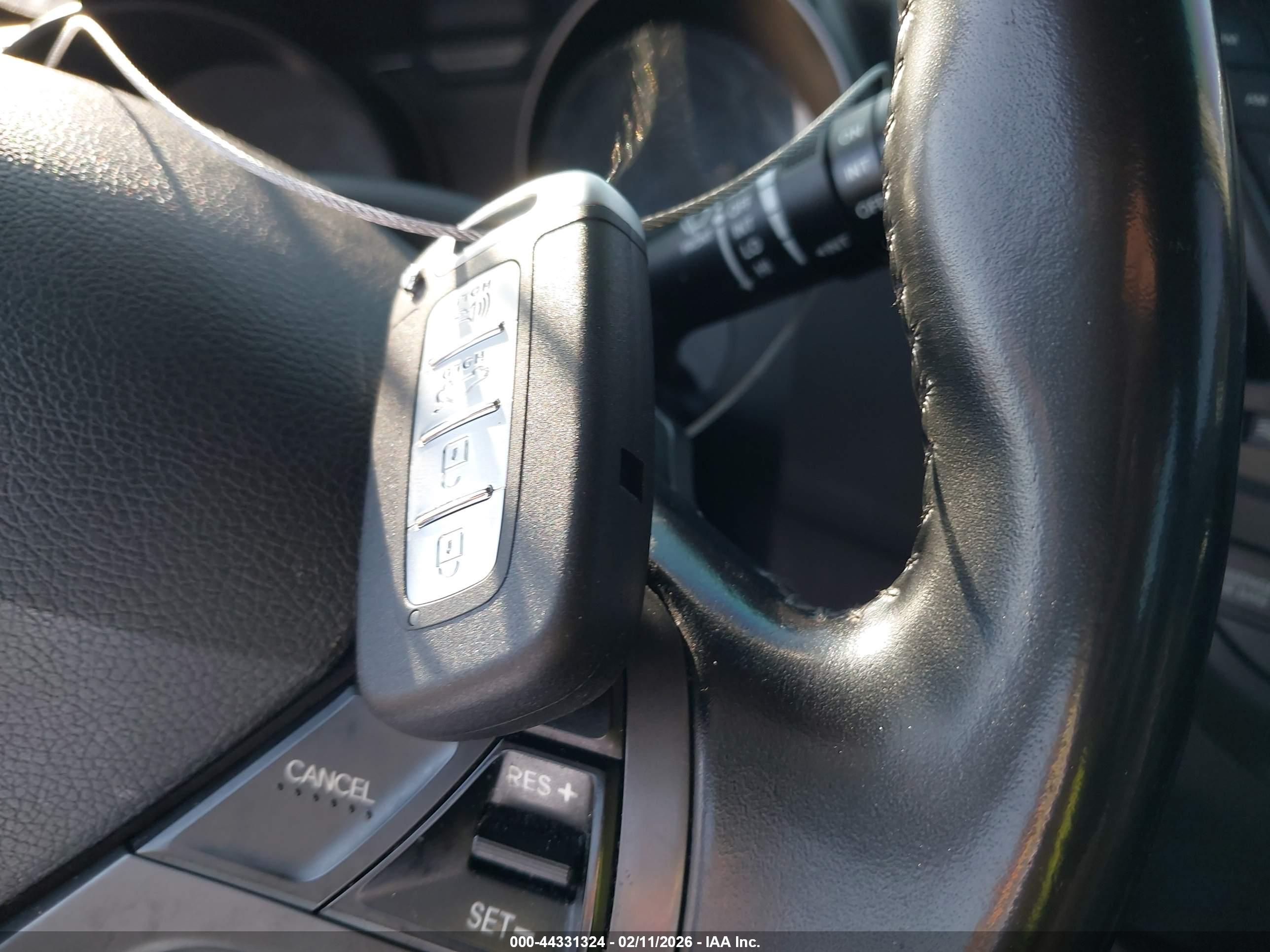 HYUNDAI VELOSTER image 11