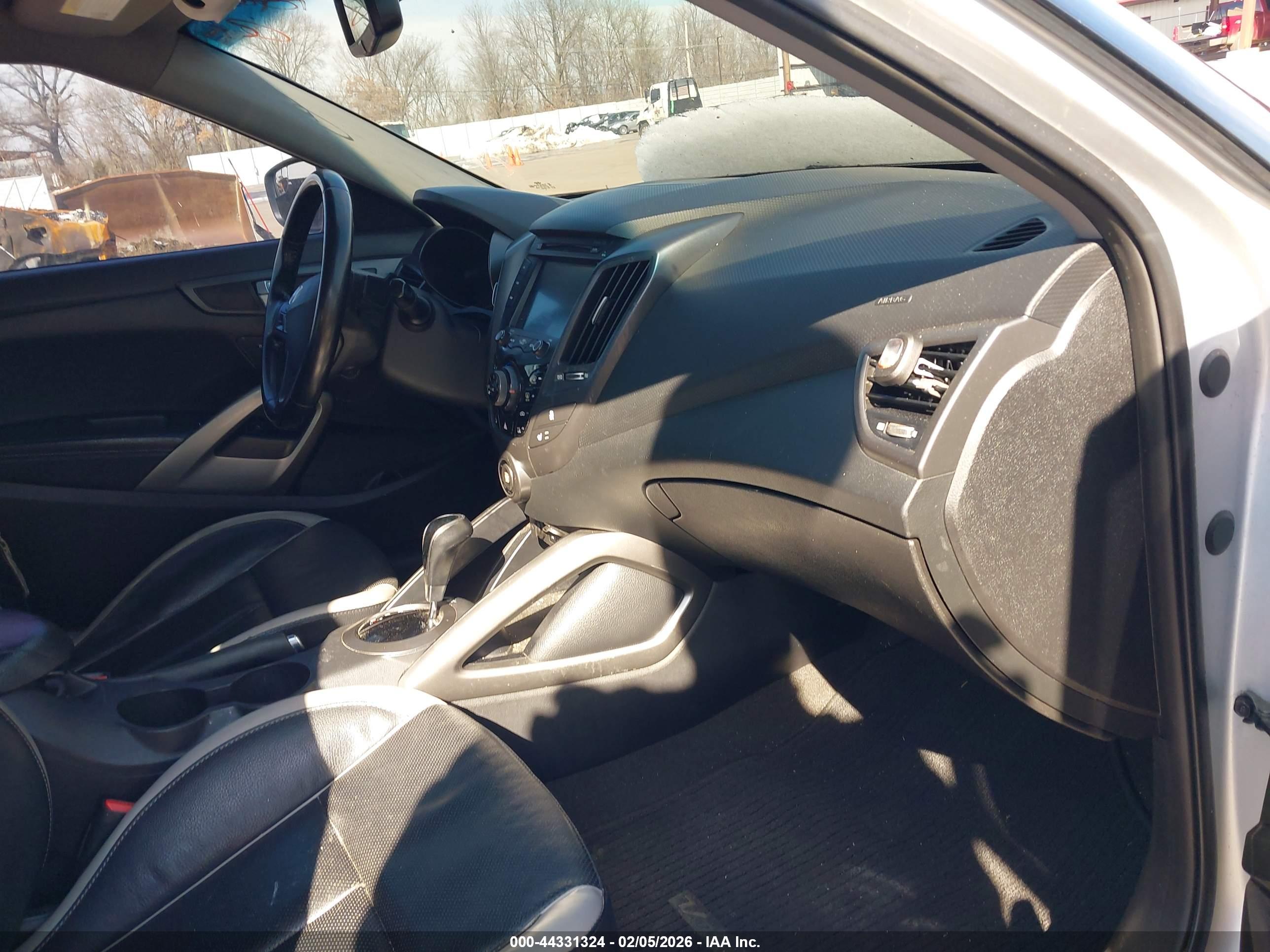 HYUNDAI VELOSTER image 5
