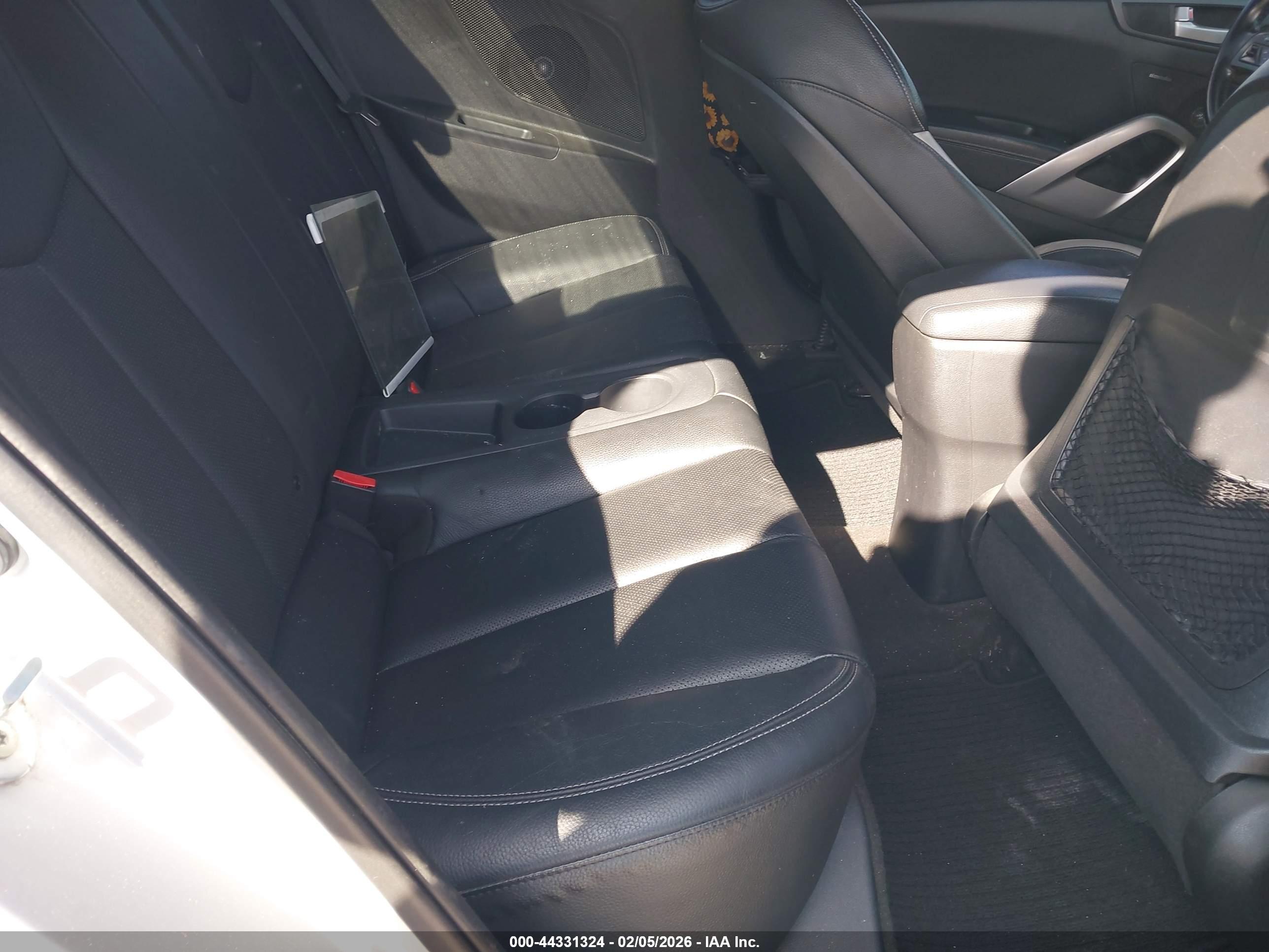HYUNDAI VELOSTER image 8