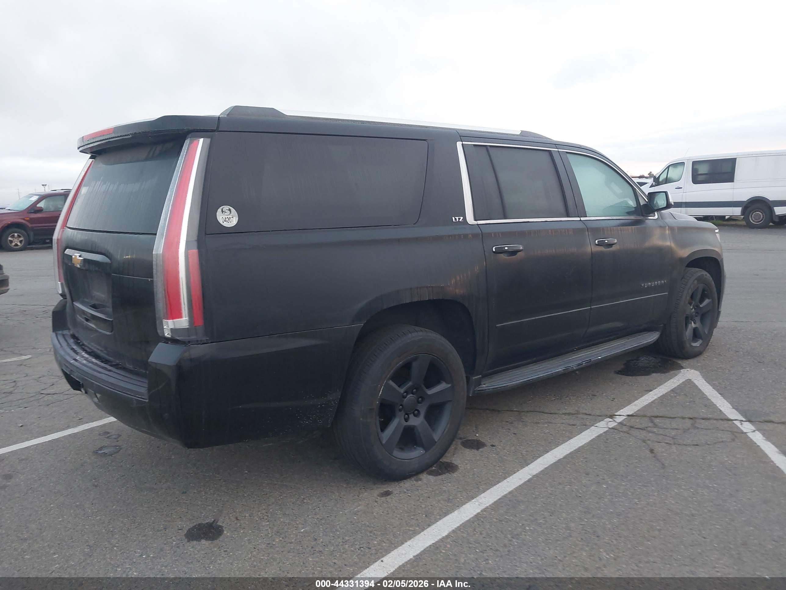 CHEVROLET SUBURBAN image 4