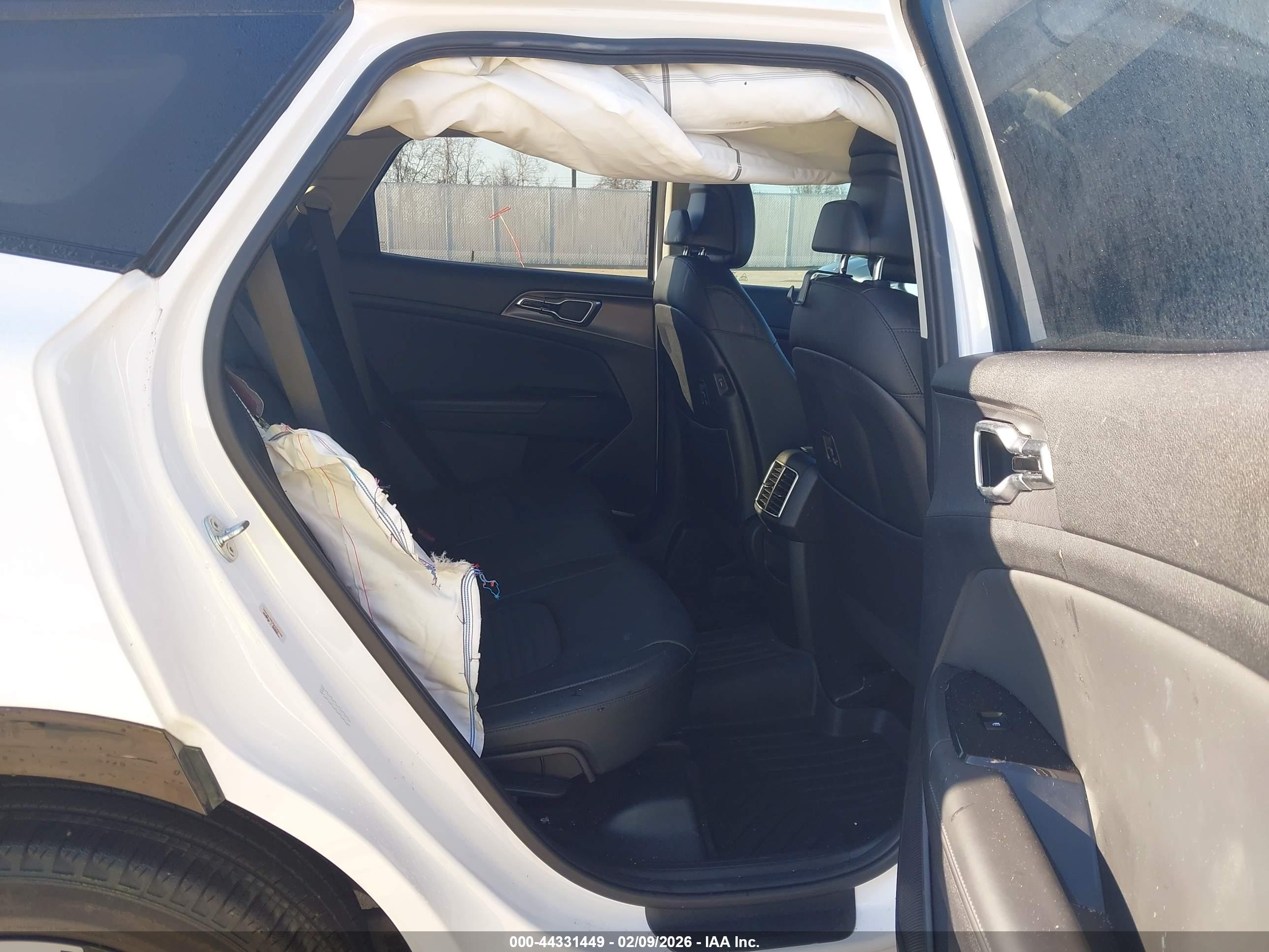 KIA SPORTAGE image 8