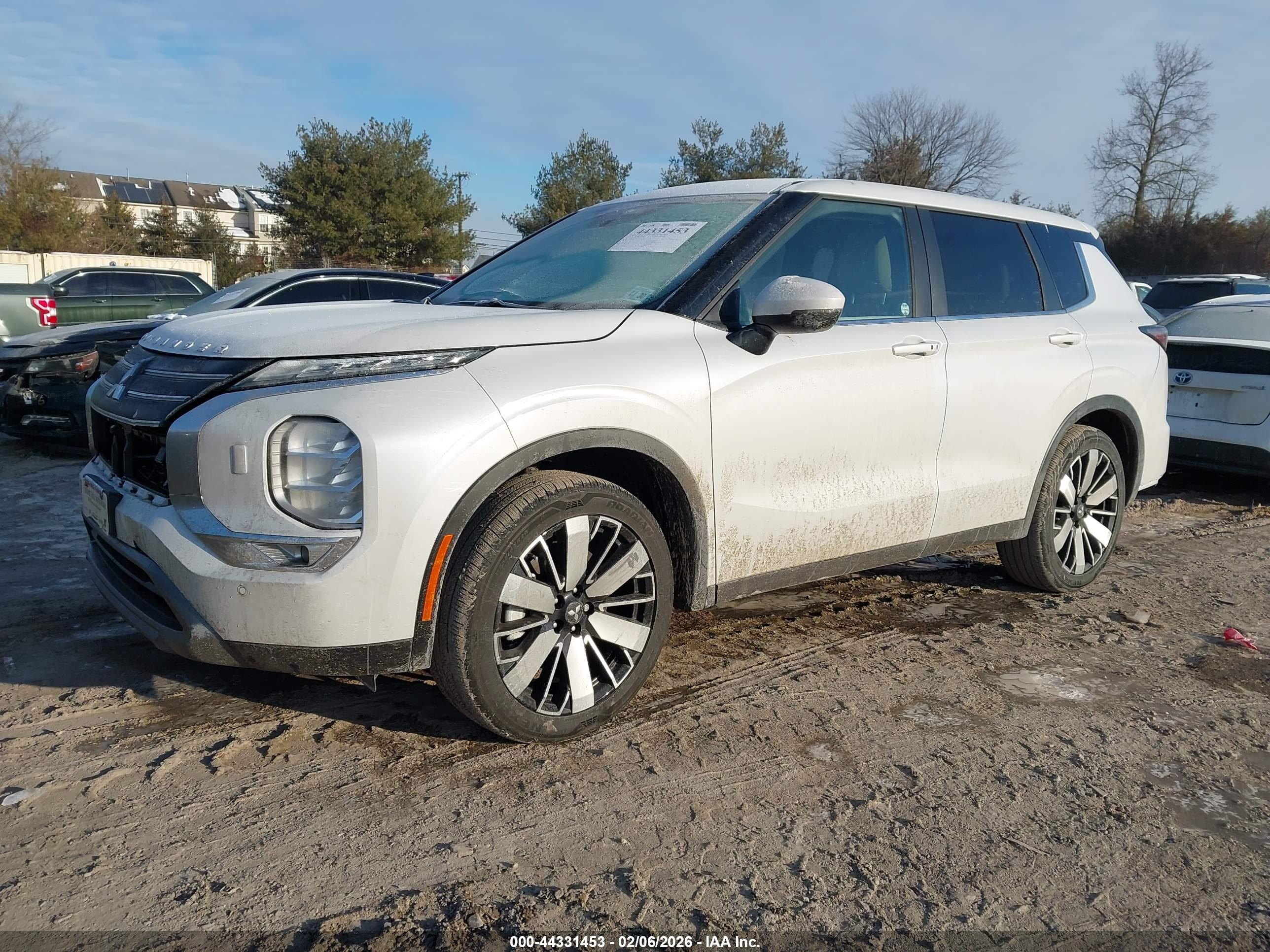 MITSUBISHI OUTLANDER image 2