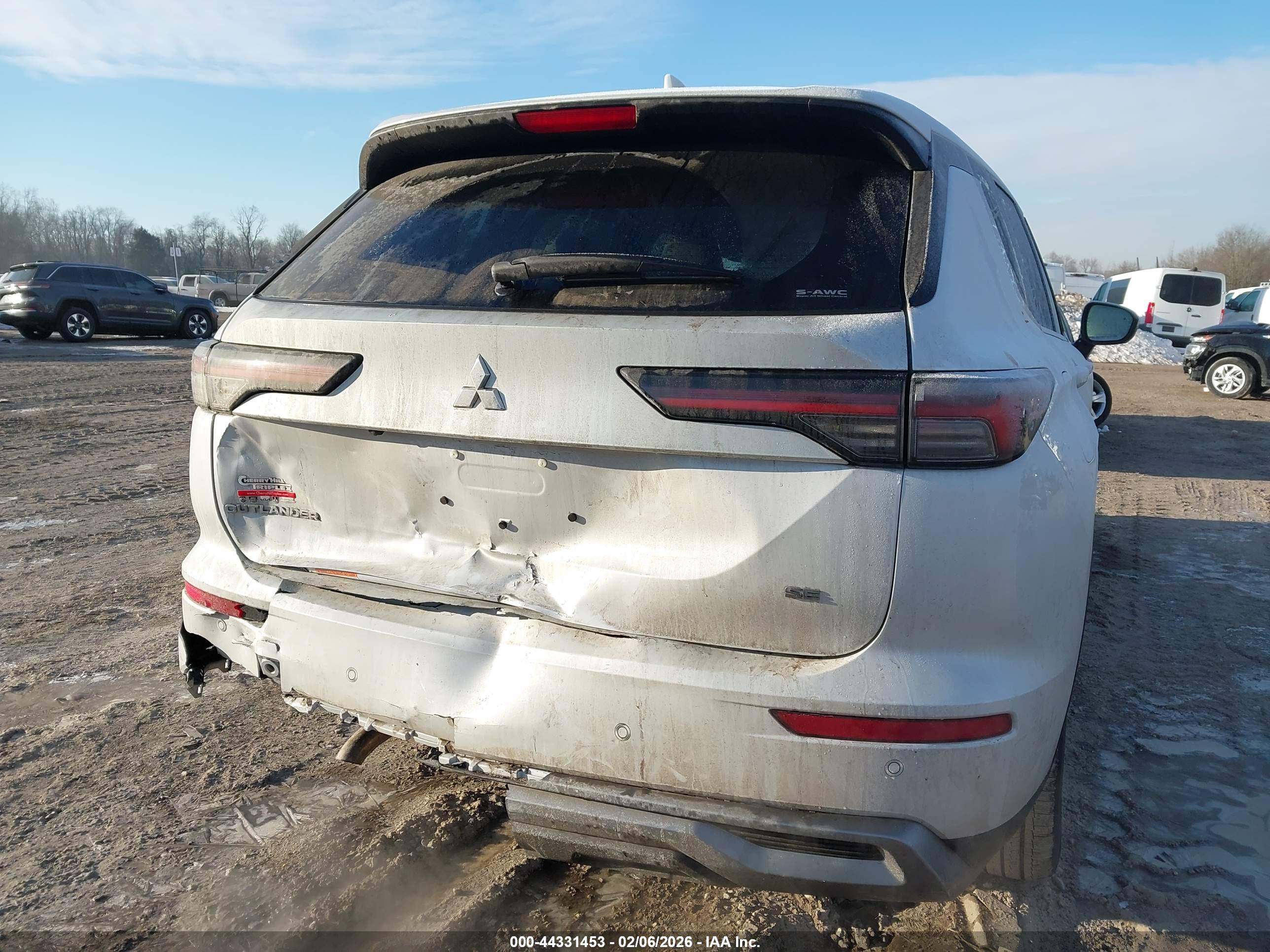 MITSUBISHI OUTLANDER image 6