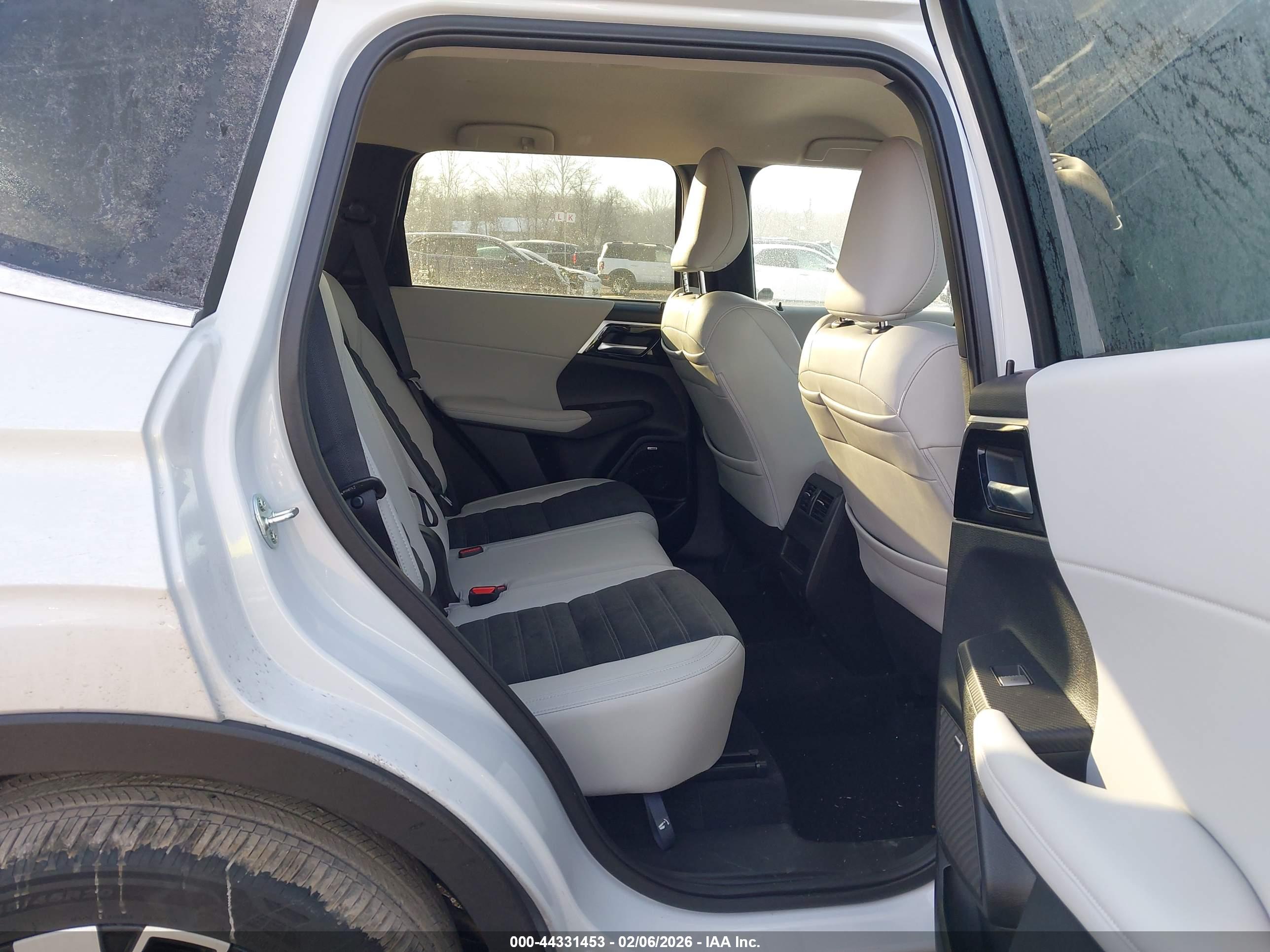MITSUBISHI OUTLANDER image 8