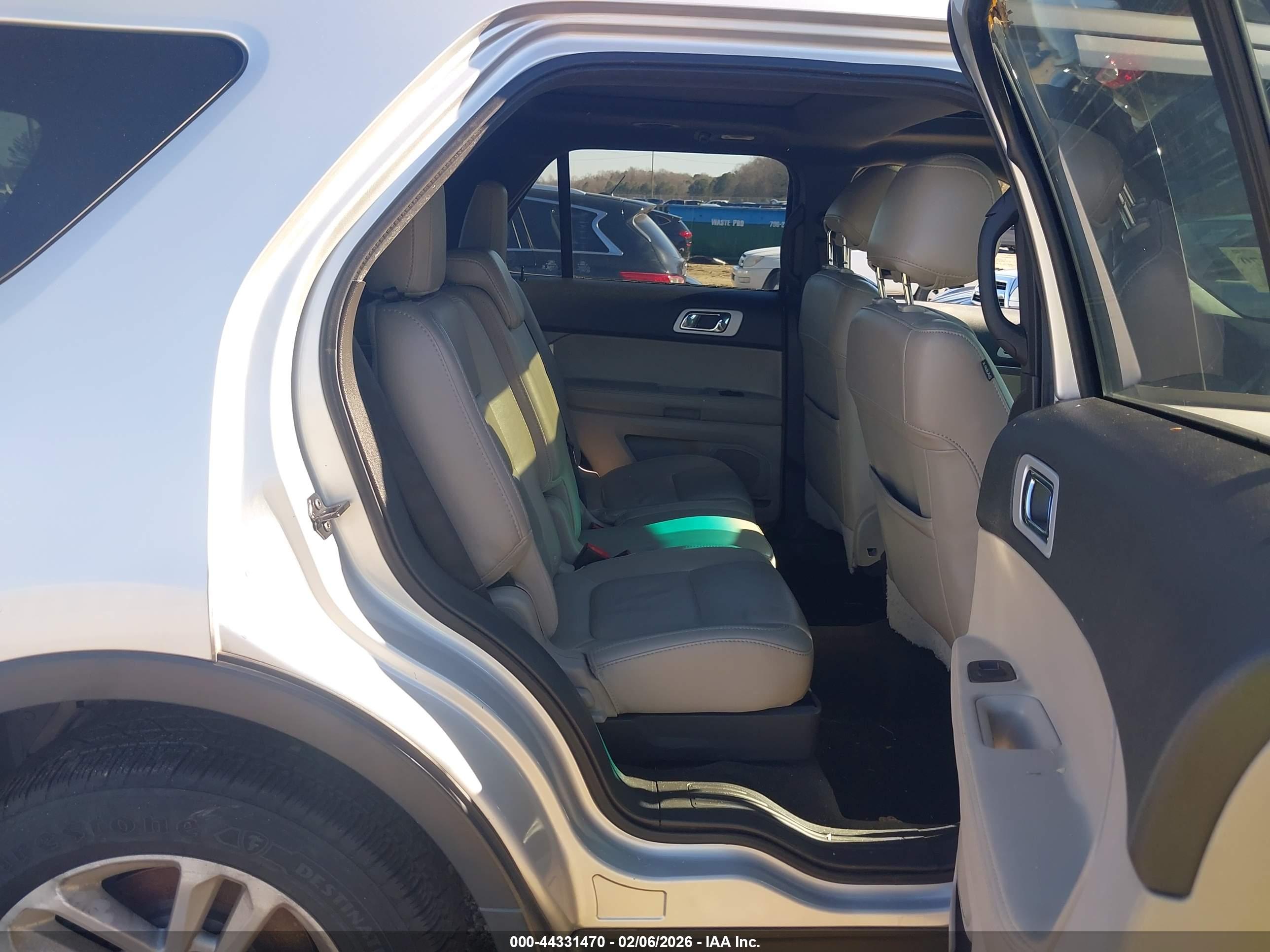 FORD EXPLORER image 8
