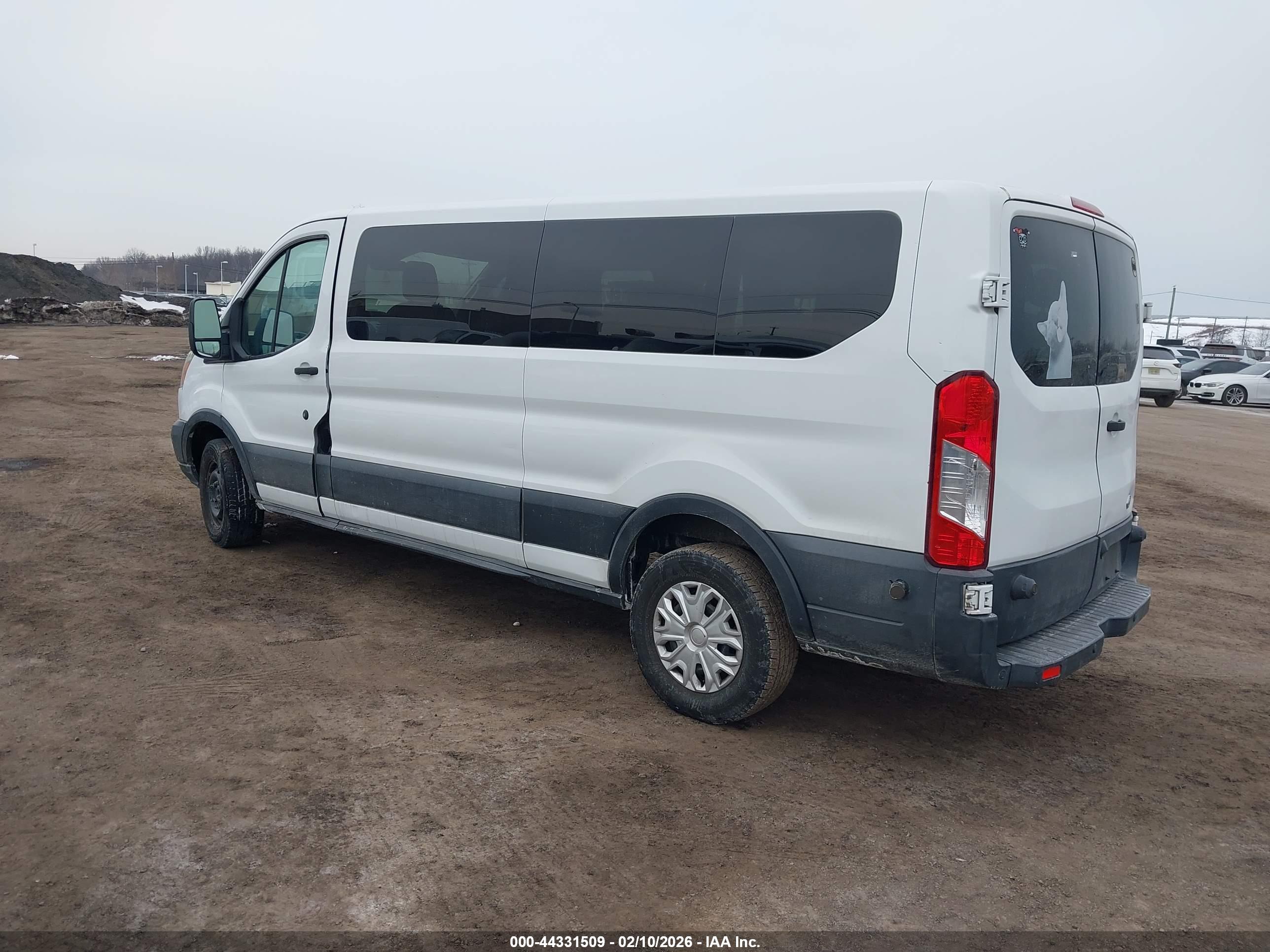FORD TRANSIT-350 image 3