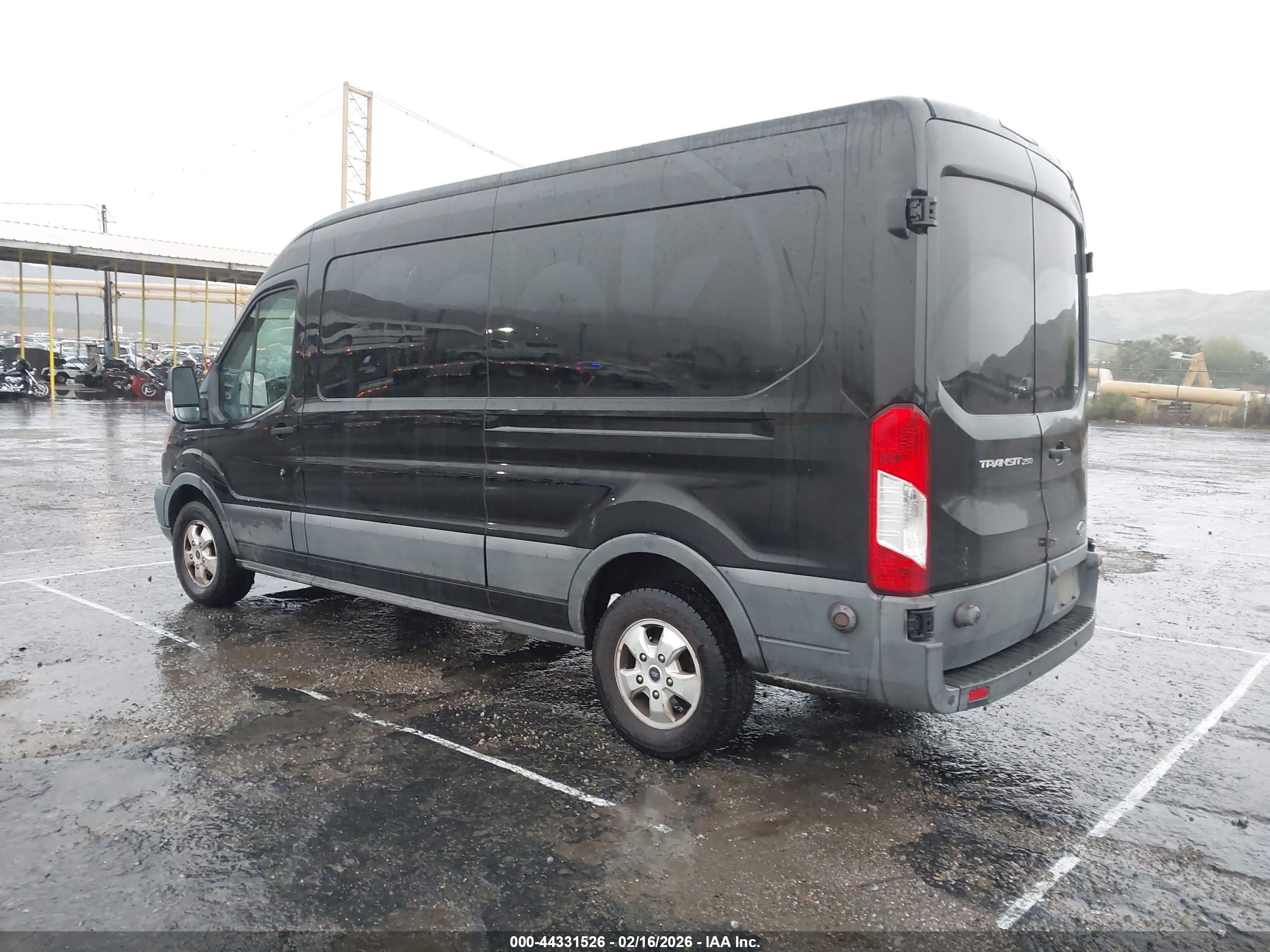 FORD TRANSIT-250 image 3