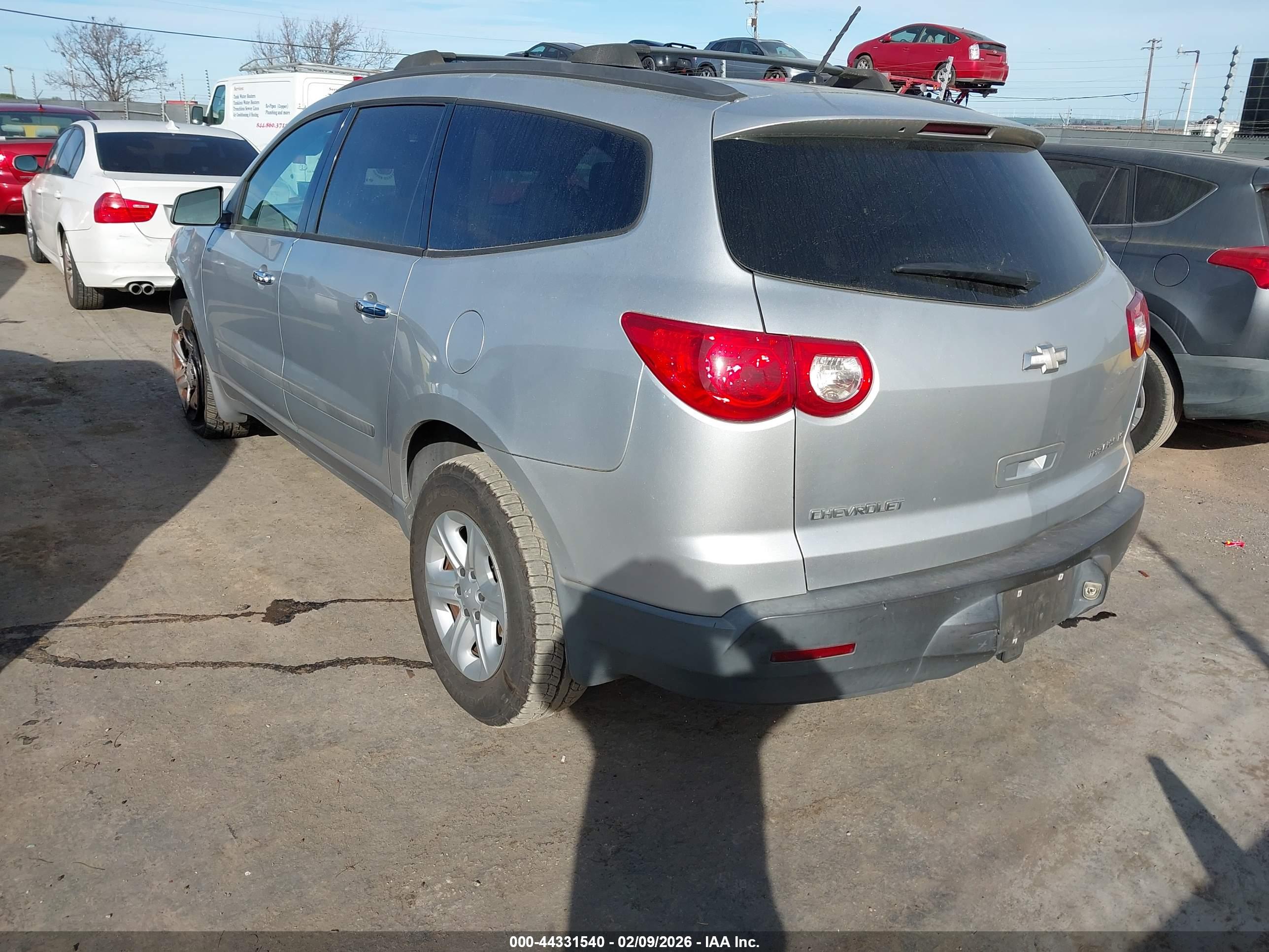 CHEVROLET TRAVERSE image 3