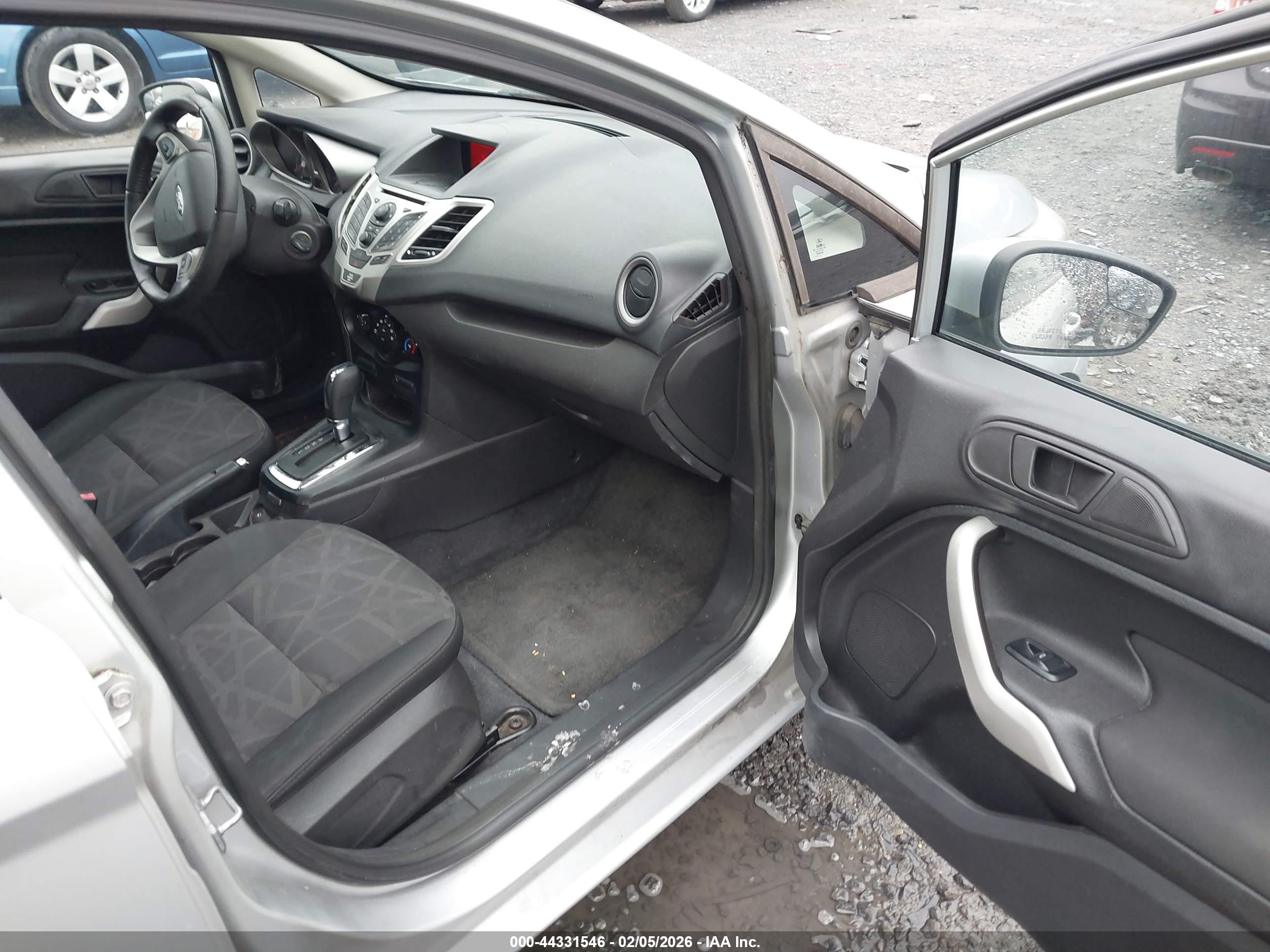 FORD FIESTA image 5