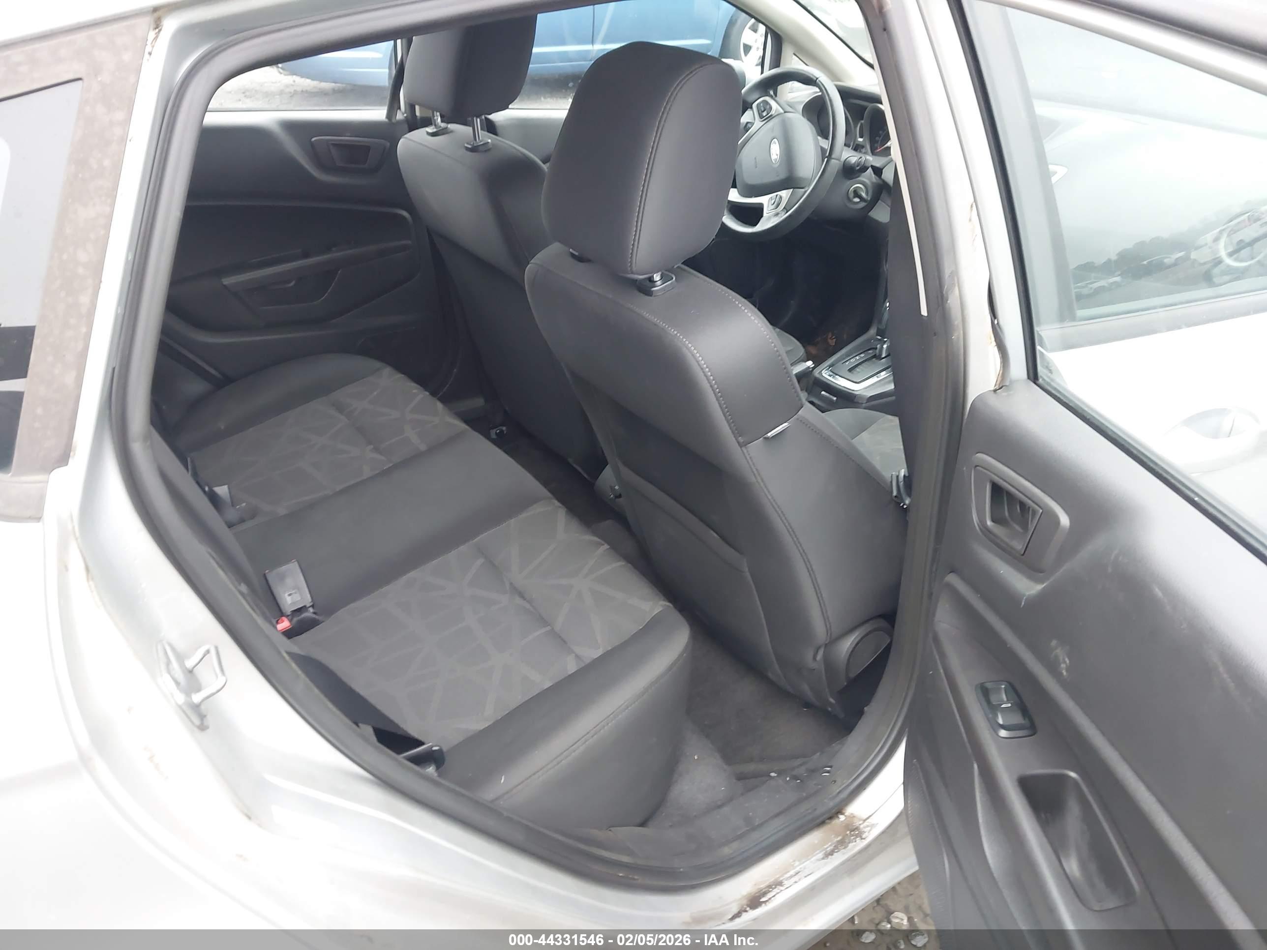 FORD FIESTA image 8