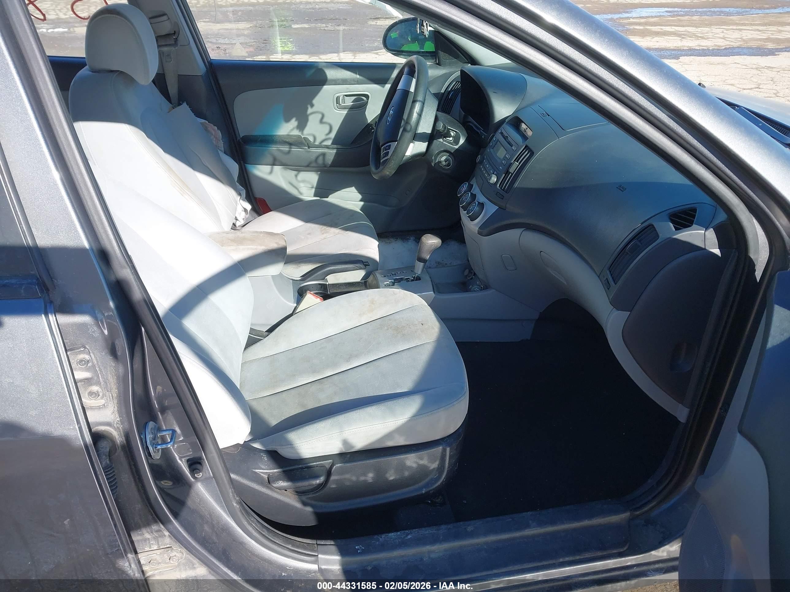 HYUNDAI ELANTRA image 5