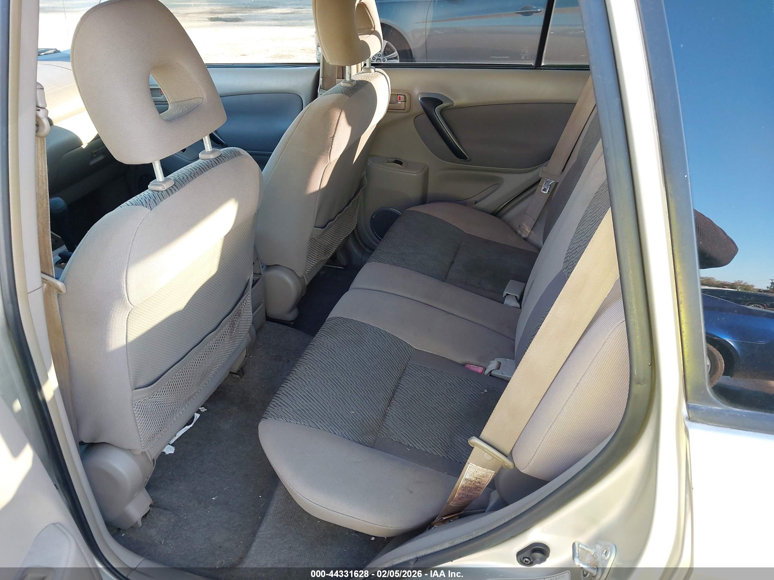 TOYOTA RAV4 image 8