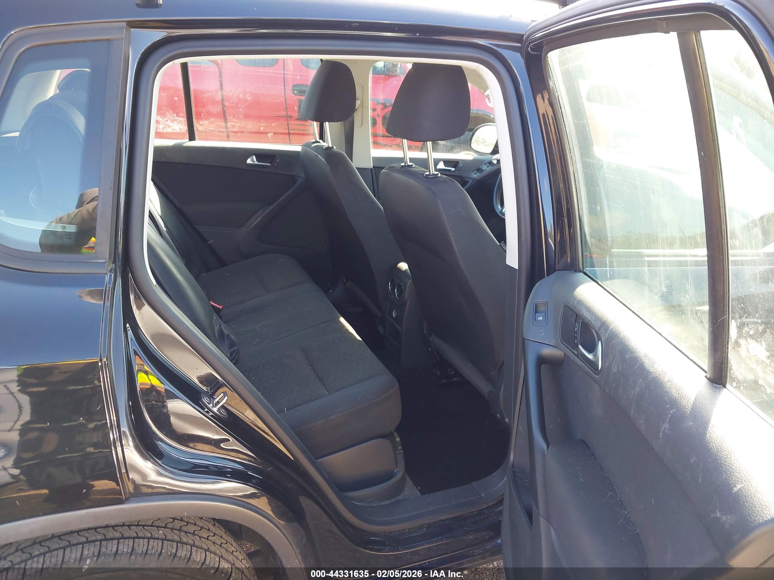 VOLKSWAGEN TIGUAN image 8