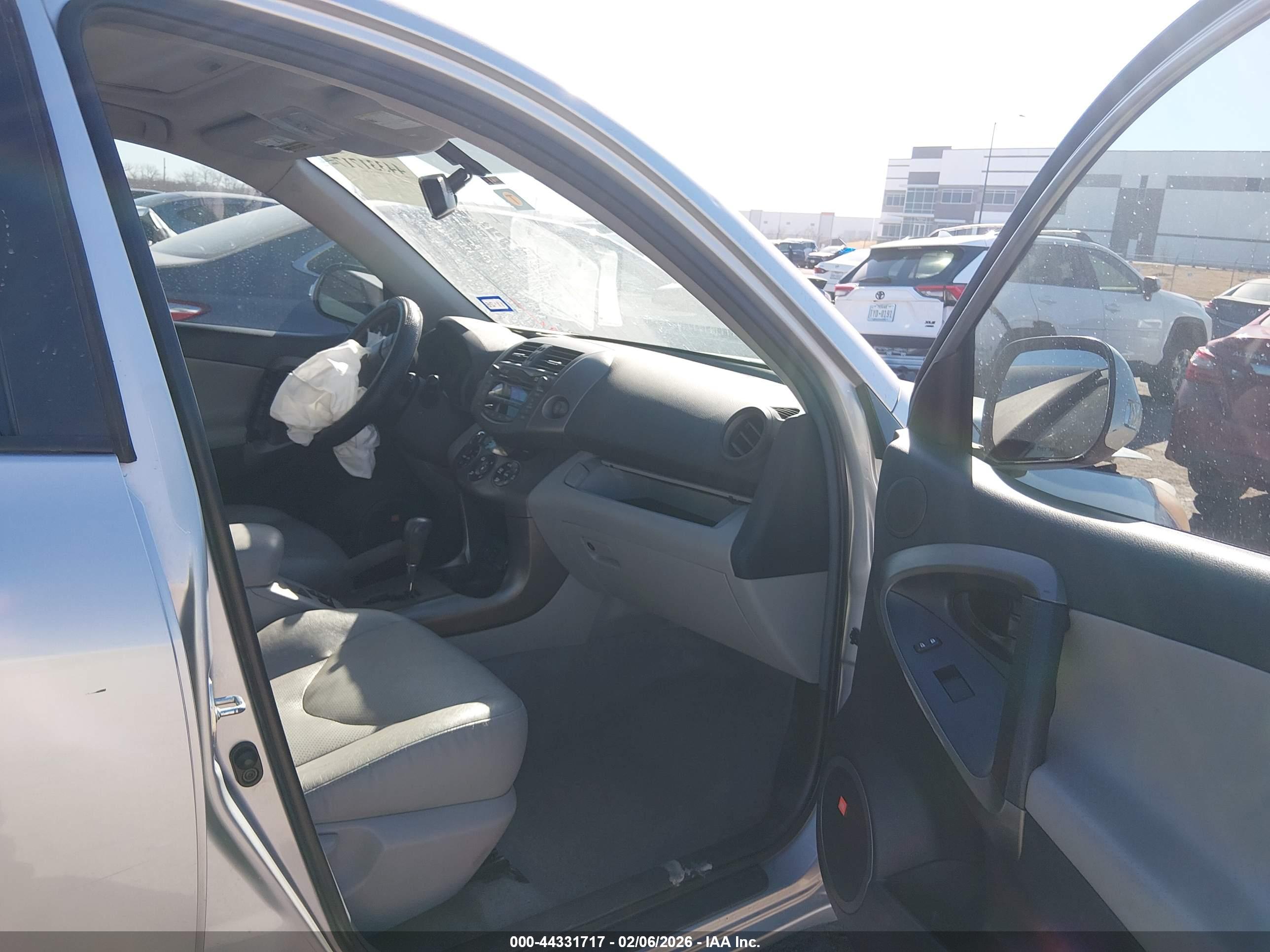 TOYOTA RAV4 image 5