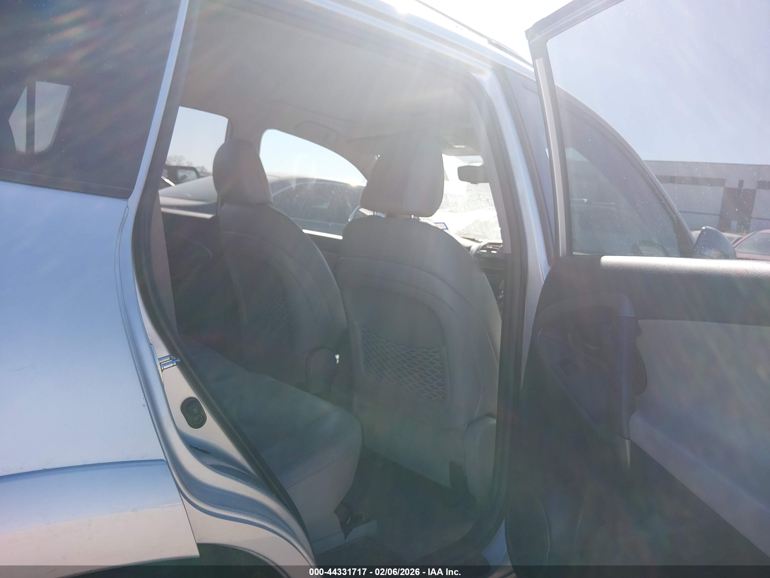 TOYOTA RAV4 image 8