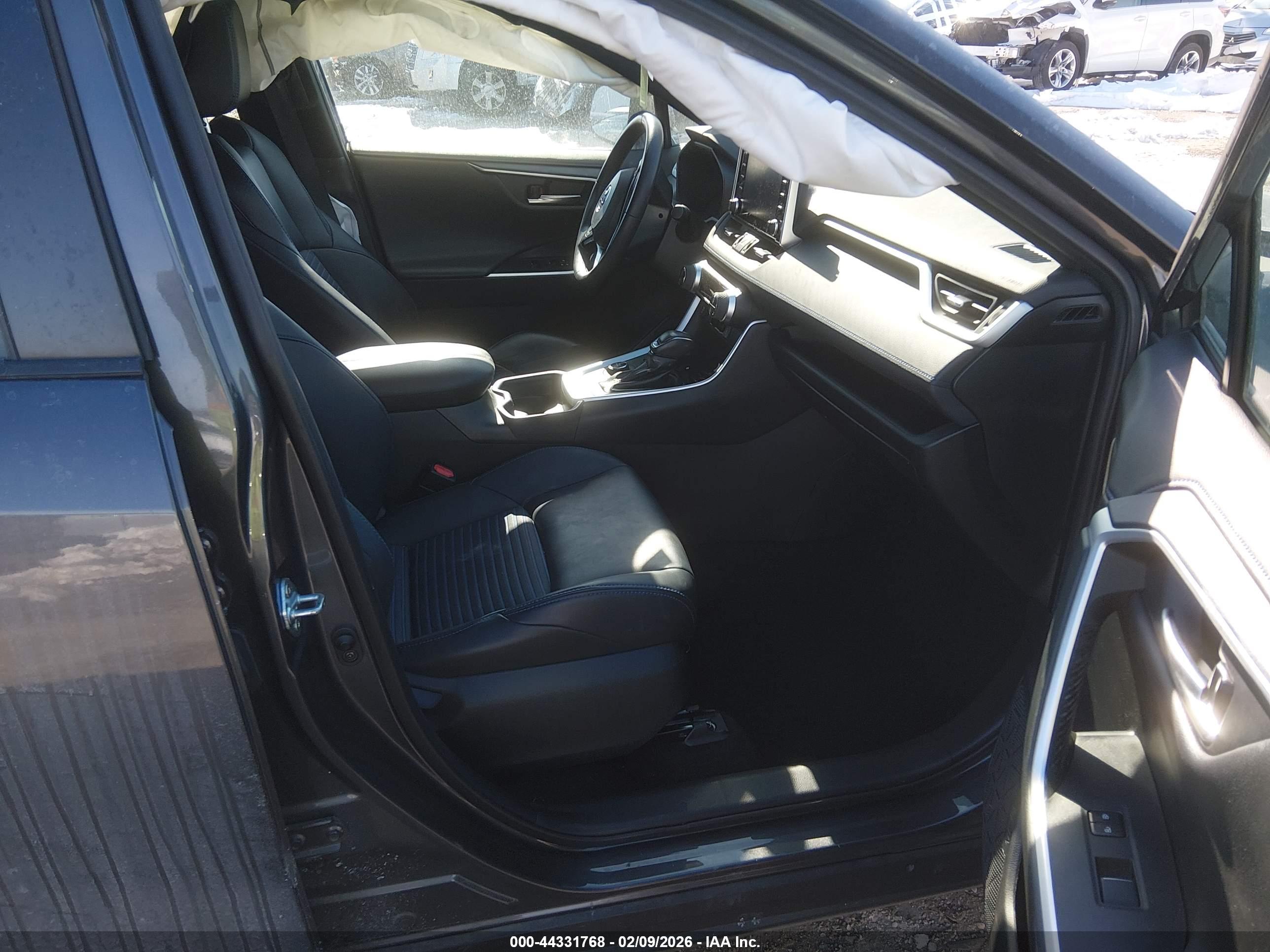 TOYOTA RAV4 image 5