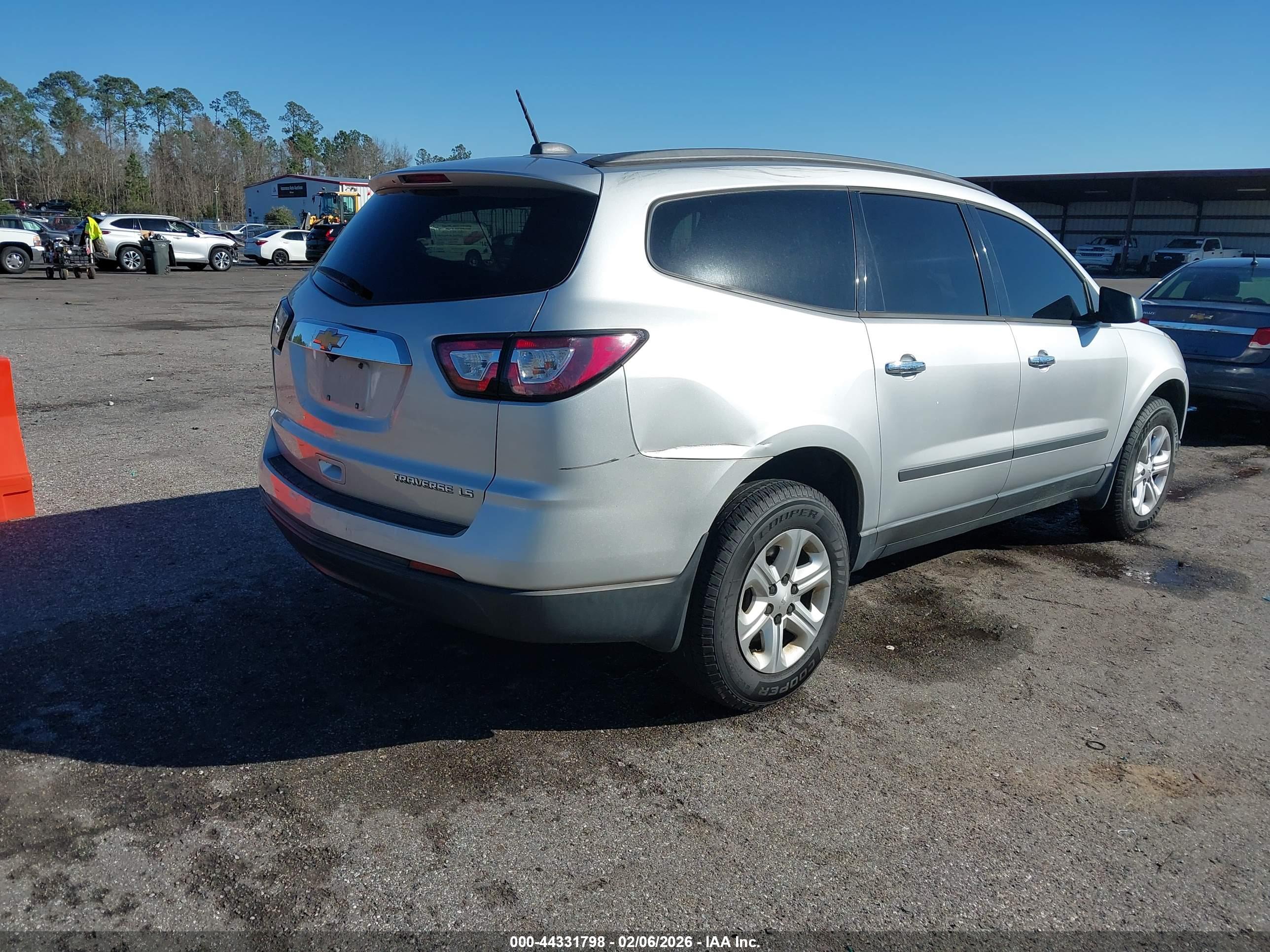 CHEVROLET TRAVERSE image 4