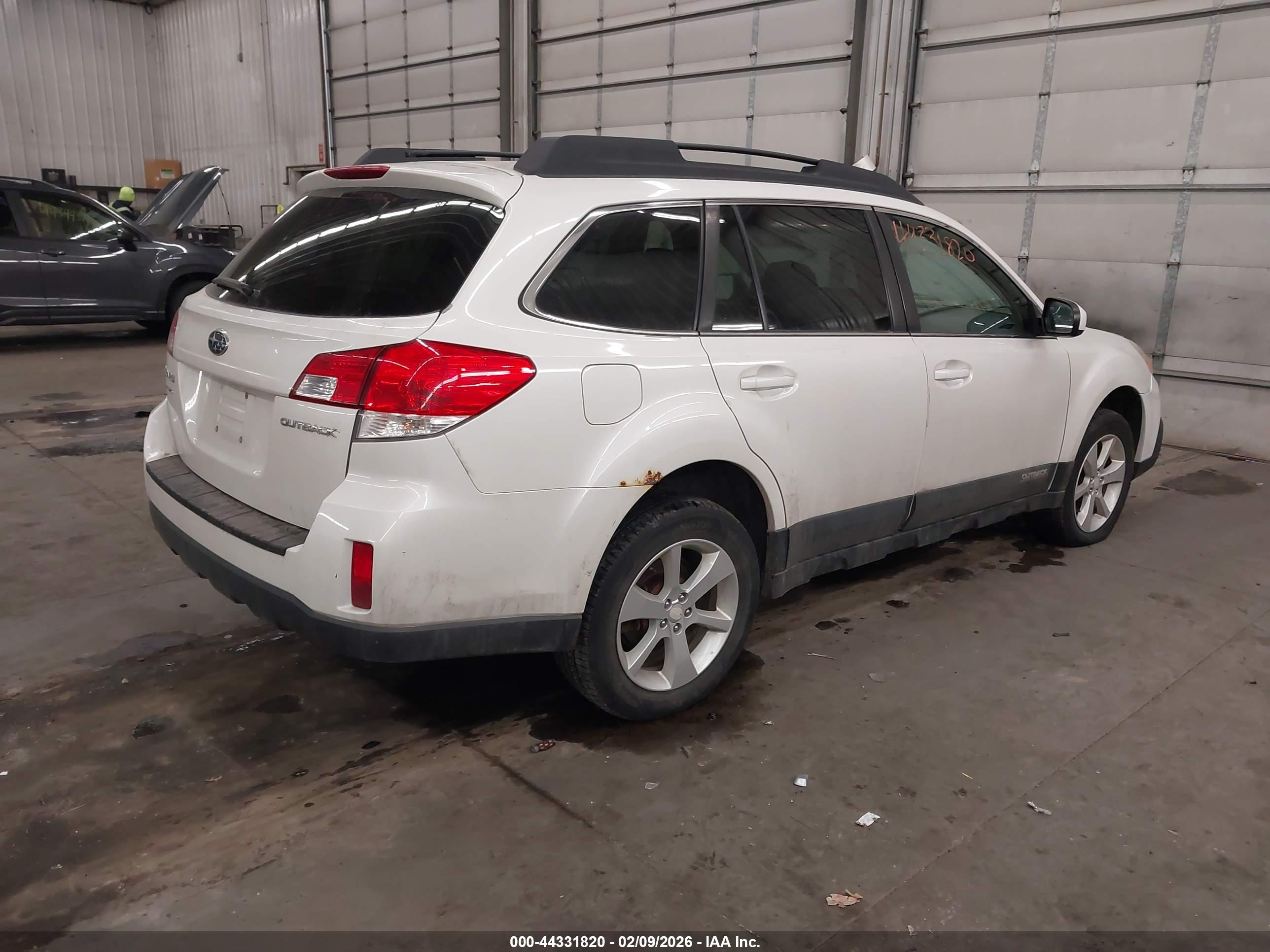 SUBARU OUTBACK image 4