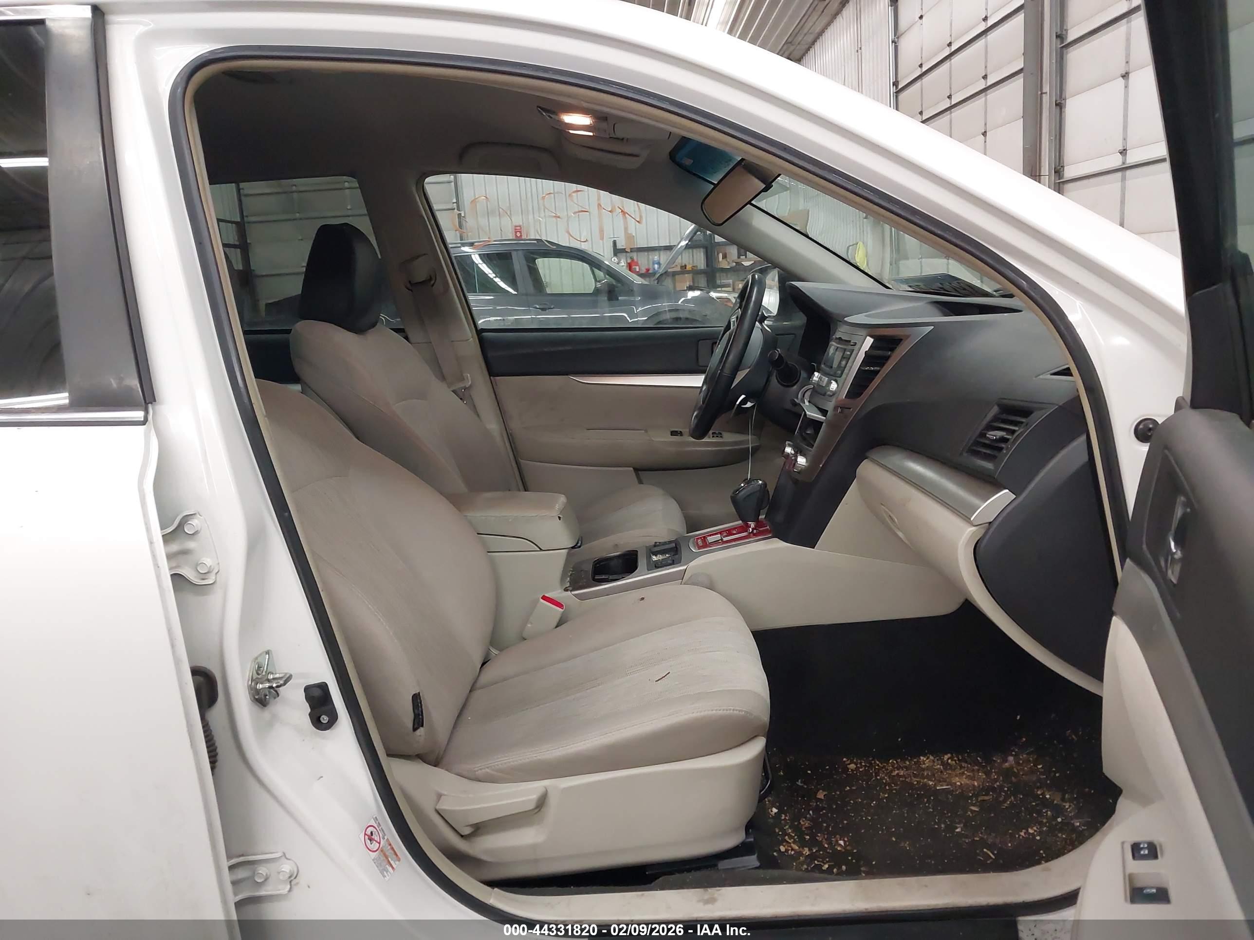 SUBARU OUTBACK image 5