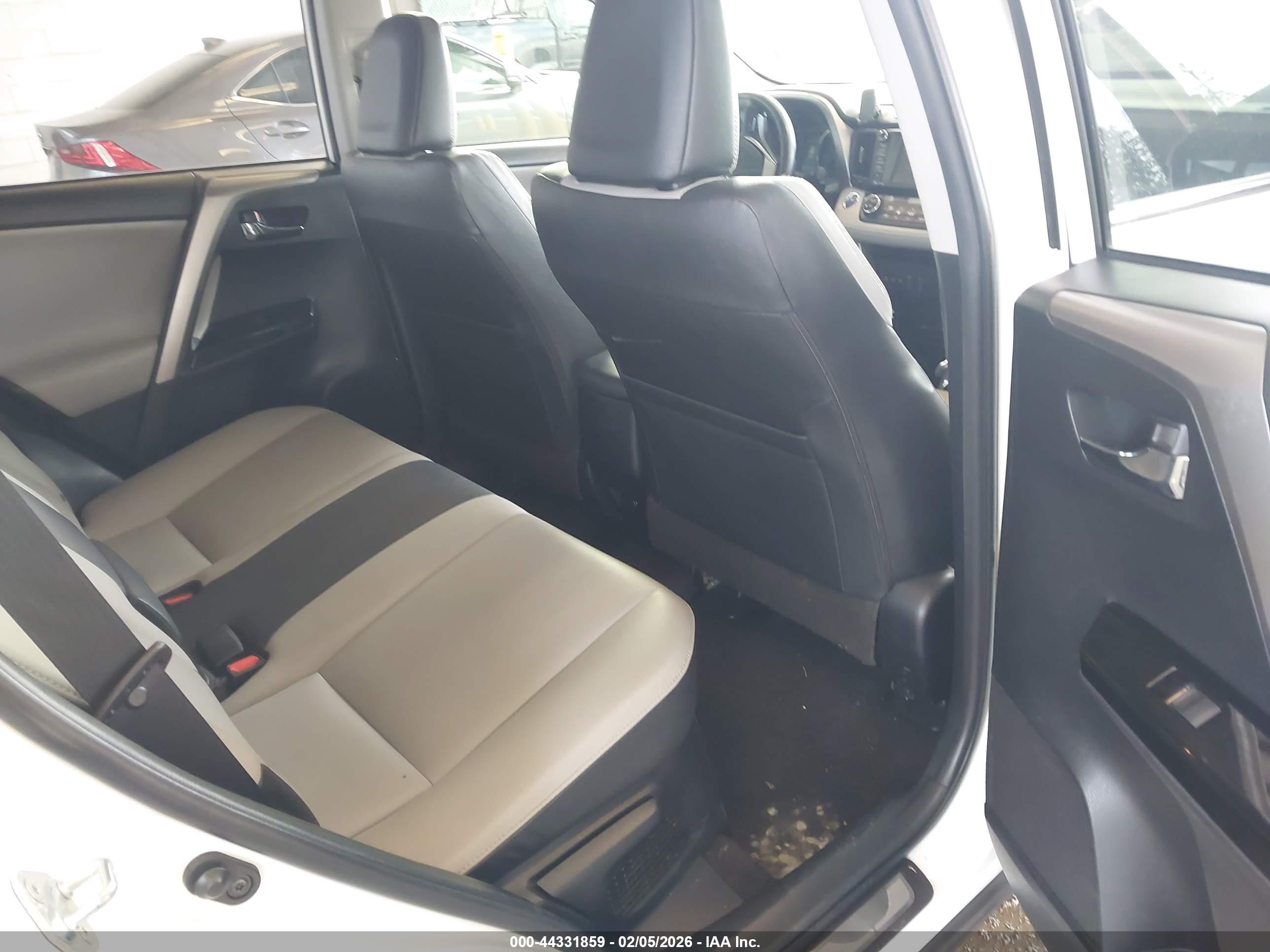 TOYOTA RAV4 image 8