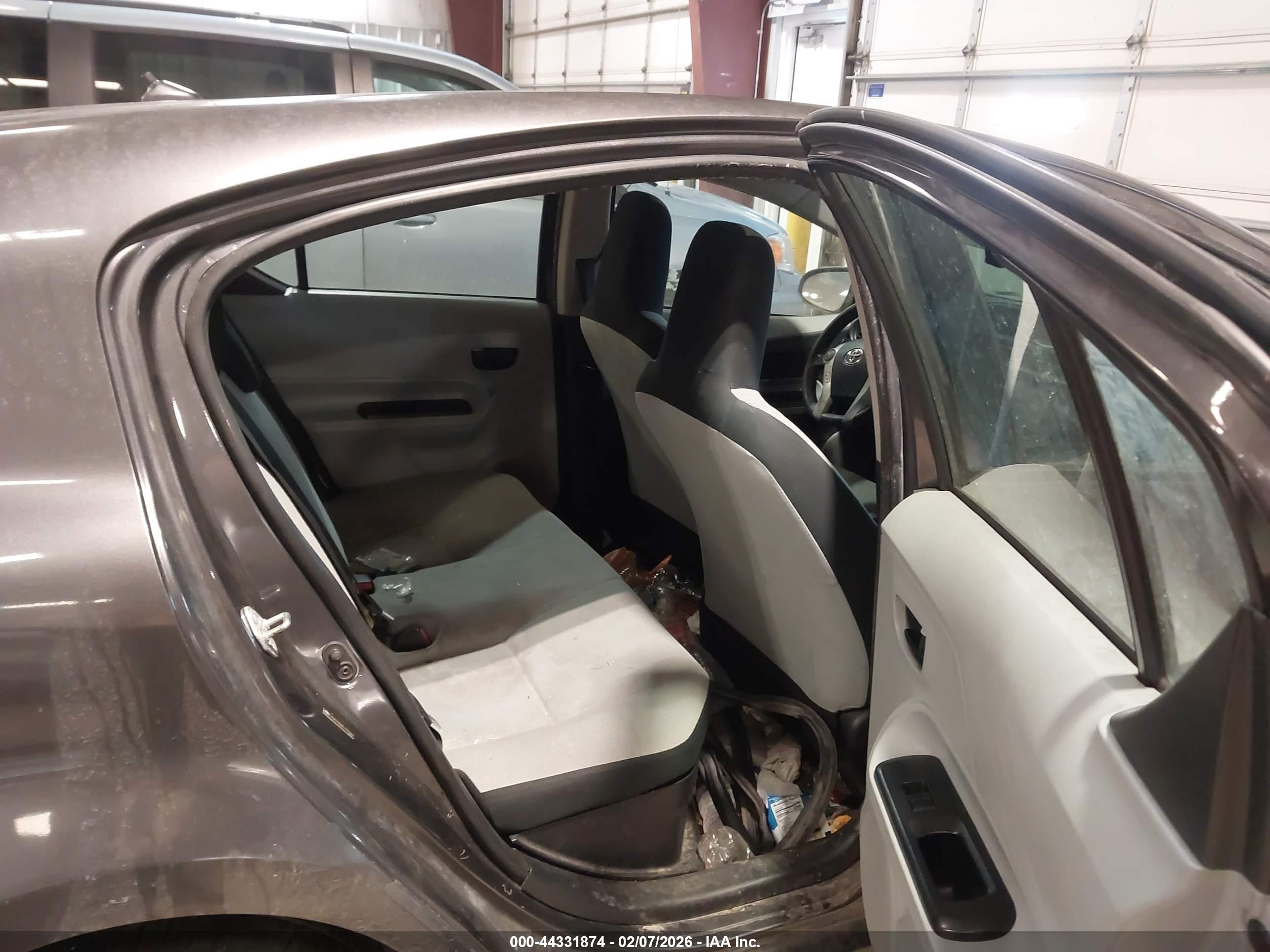 TOYOTA PRIUS image 8