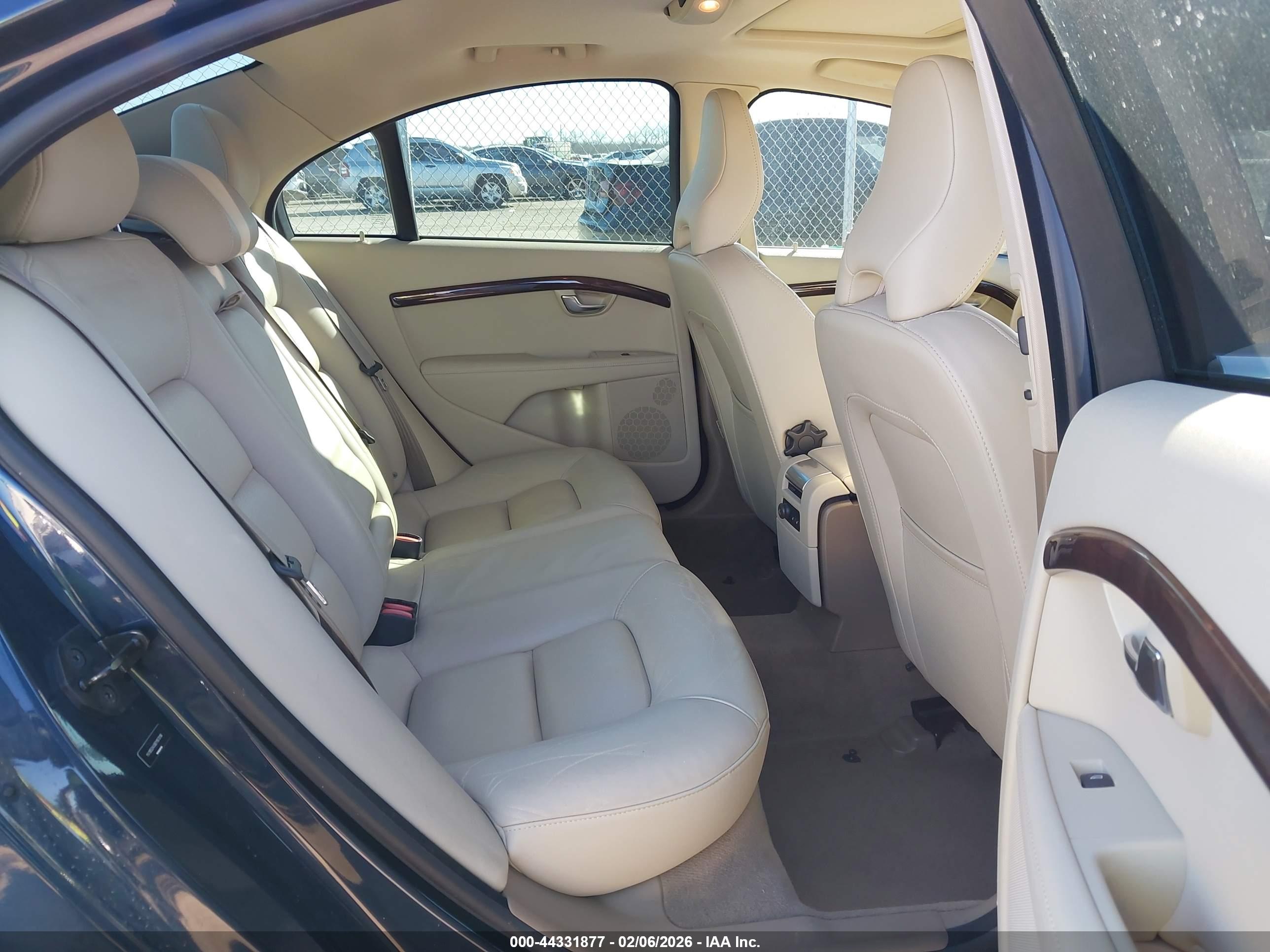 VOLVO S80 image 8